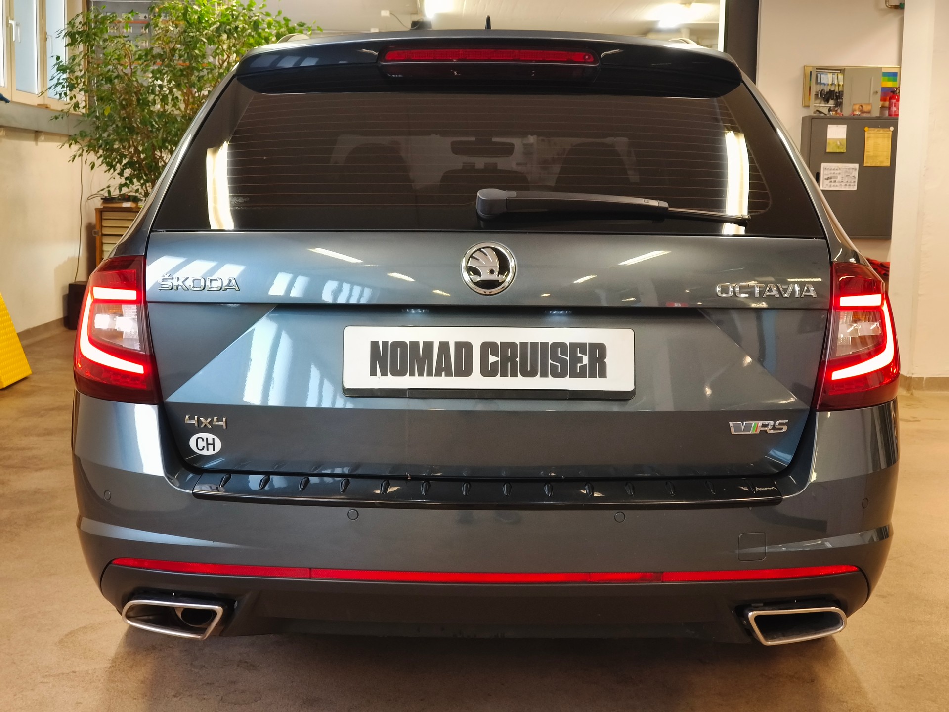 SKODA Octavia Combi 2.0 TDI RS 4x4 DSG-image-12