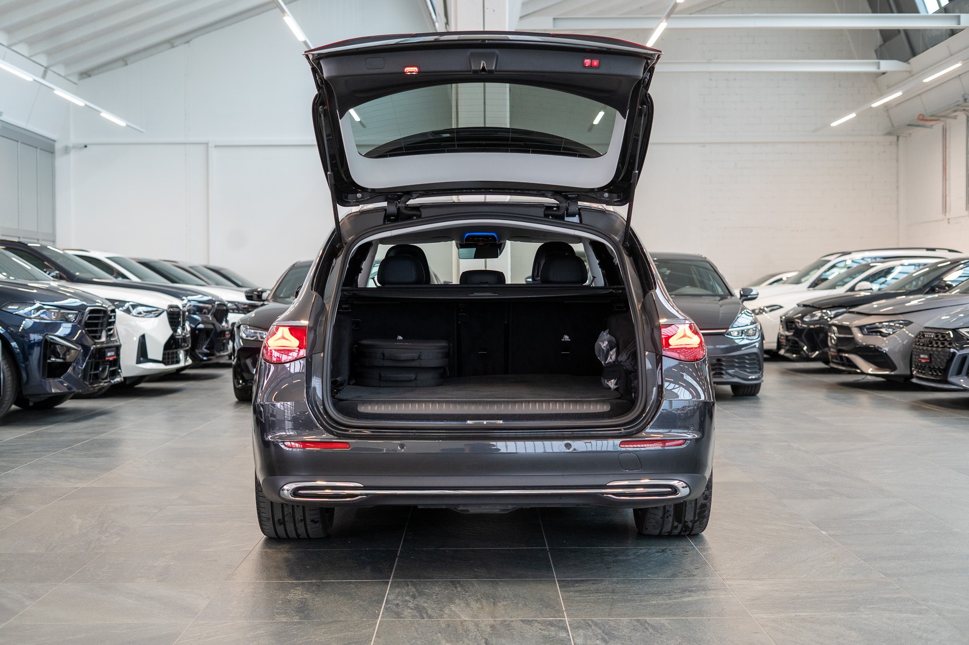 MERCEDES-BENZ E 300 de Avantgarde 4matic Kombi / MBUX Superscreen / Burmester / 360° Kamera-image-5