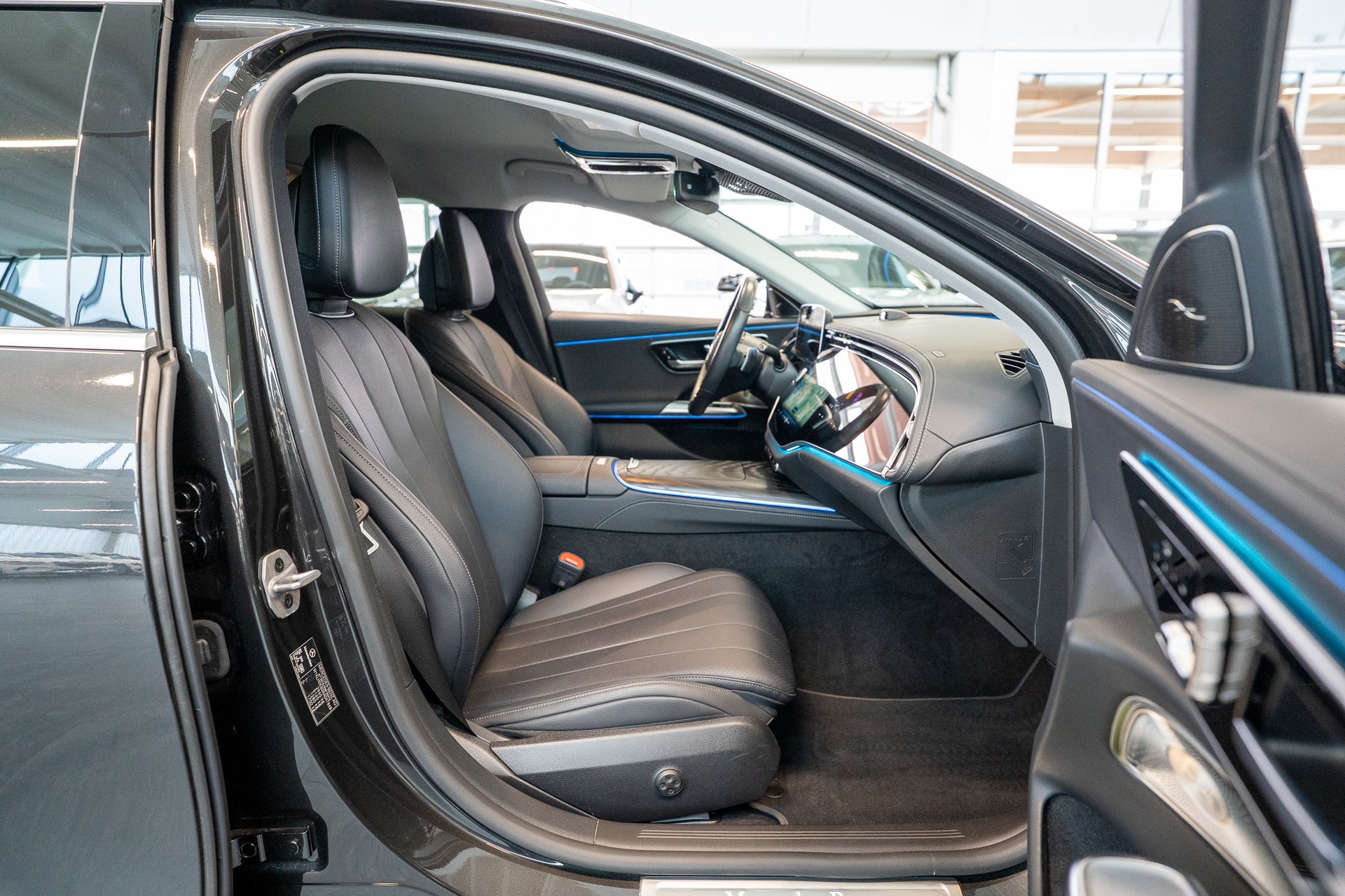 MERCEDES-BENZ E 300 de Avantgarde 4matic Kombi / MBUX Superscreen / Burmester / 360° Kamera-image-12