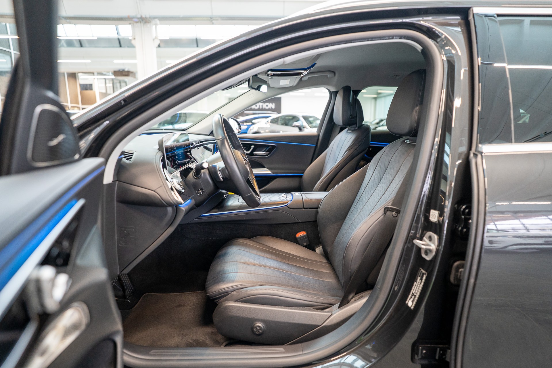 MERCEDES-BENZ E 300 de Avantgarde 4matic Kombi / MBUX Superscreen / Burmester / 360° Kamera-image-9