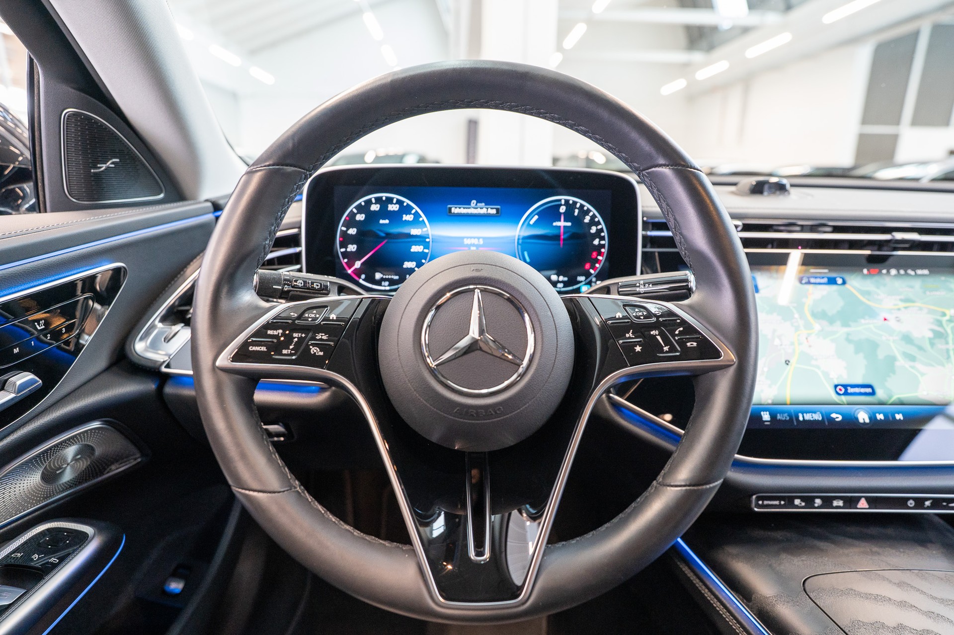 MERCEDES-BENZ E 300 de Avantgarde 4matic Kombi / MBUX Superscreen / Burmester / 360° Kamera-image-14
