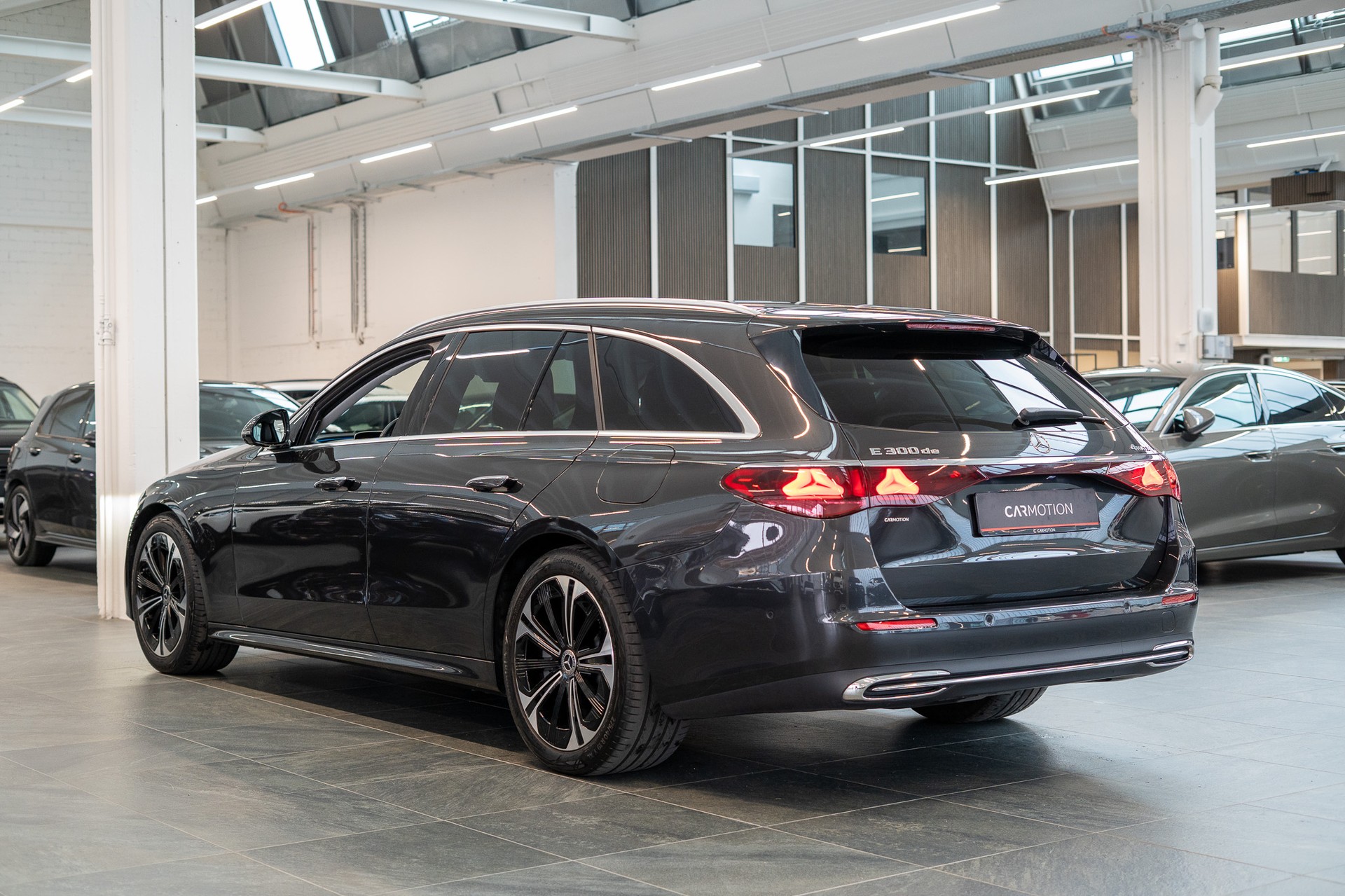 MERCEDES-BENZ E 300 de Avantgarde 4matic Kombi / MBUX Superscreen / Burmester / 360° Kamera-showroom-element-3