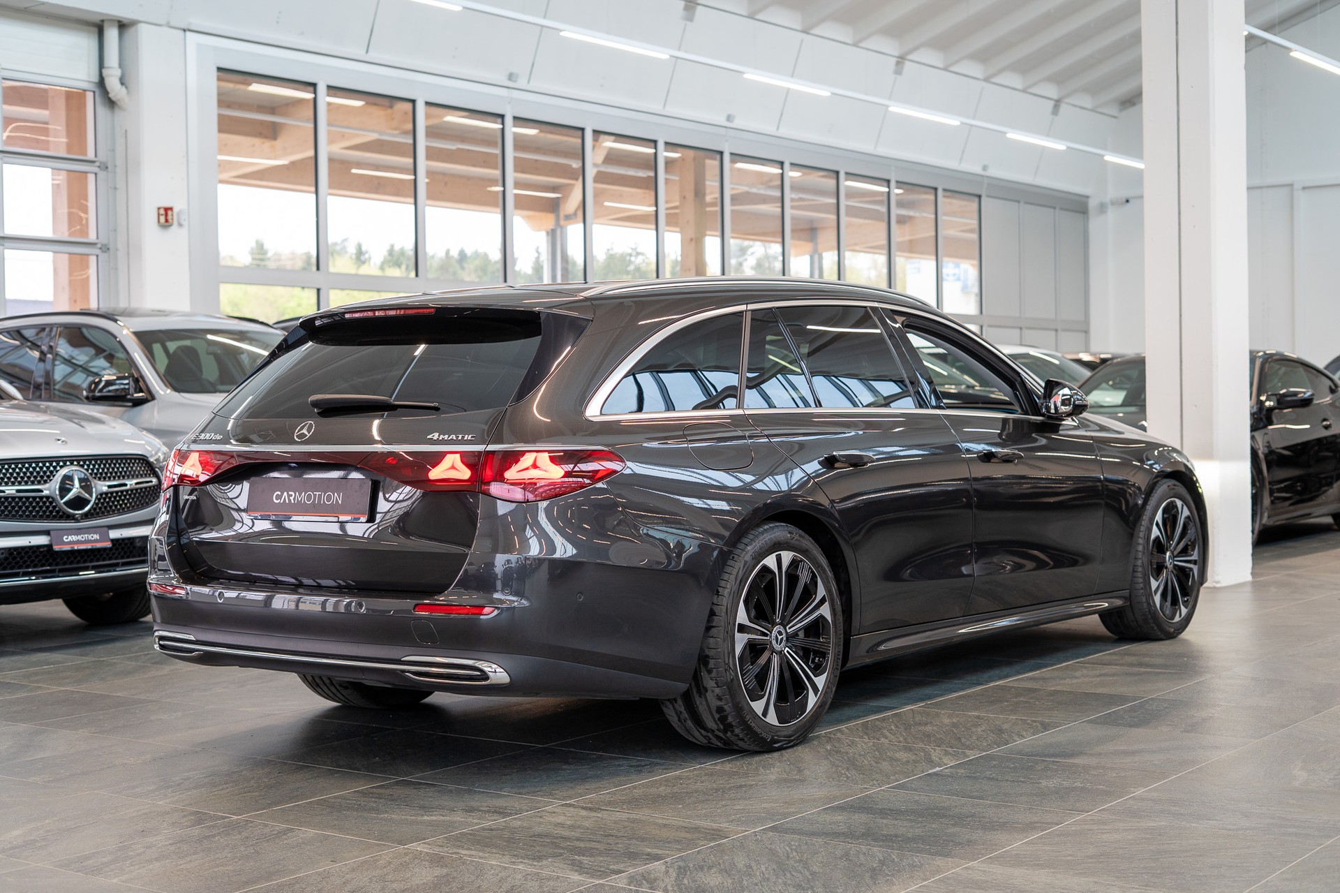 MERCEDES-BENZ E 300 de Avantgarde 4matic Kombi / MBUX Superscreen / Burmester / 360° Kamera-image-6