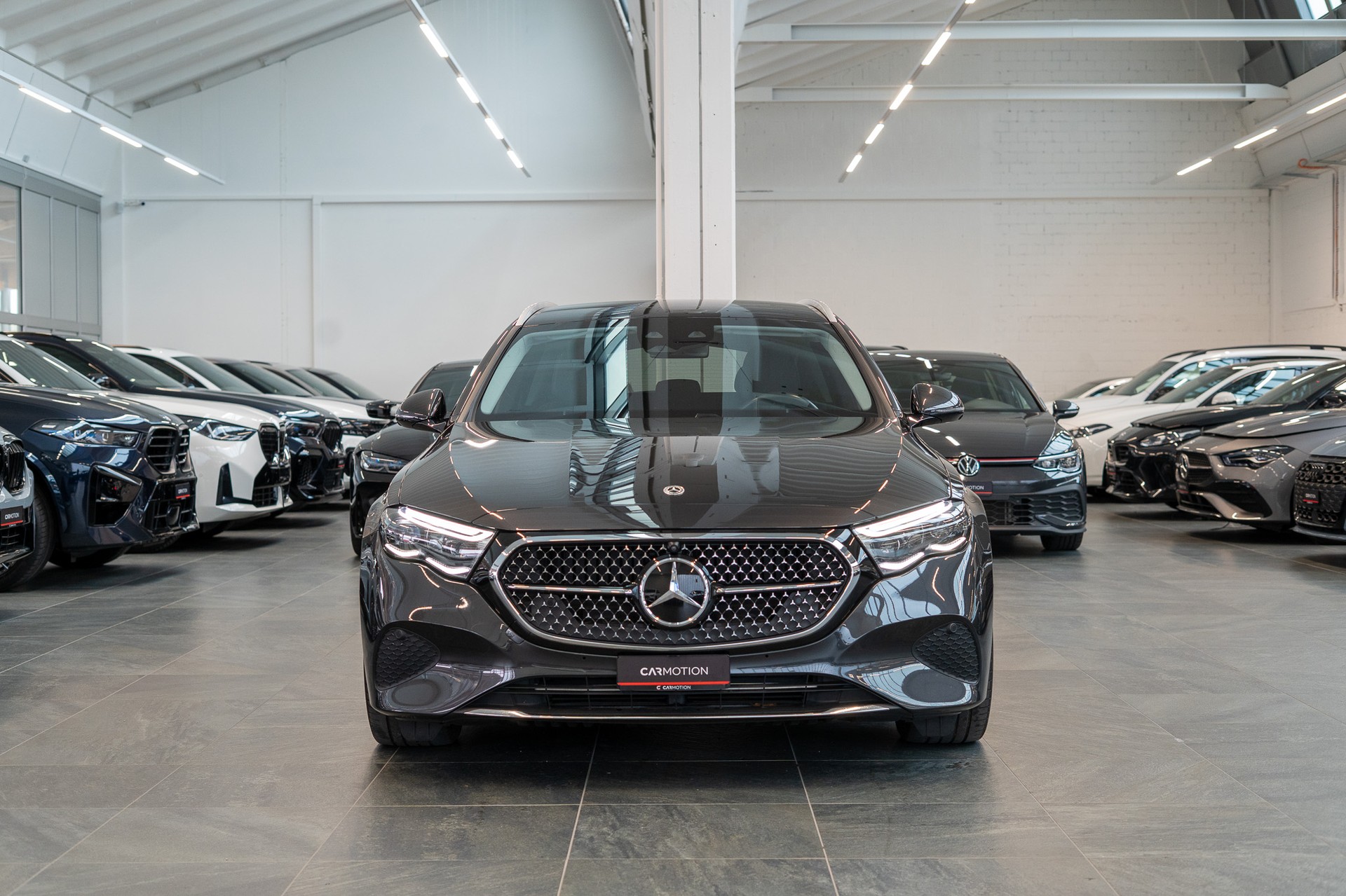 MERCEDES-BENZ E 300 de Avantgarde 4matic Kombi / MBUX Superscreen / Burmester / 360° Kamera-showroom-element-1