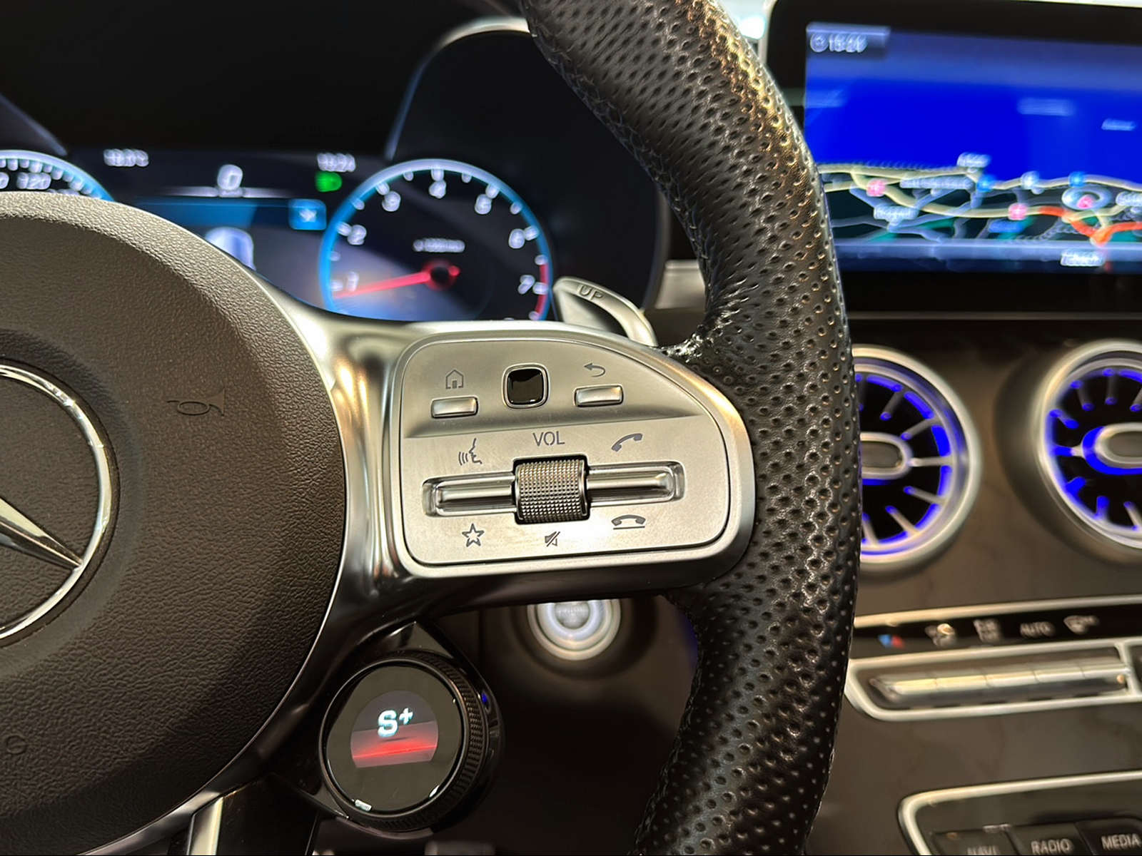 MERCEDES-BENZ C 43 Cabriolet AMG Premium + 4Matic 9G-Tronic-image-25