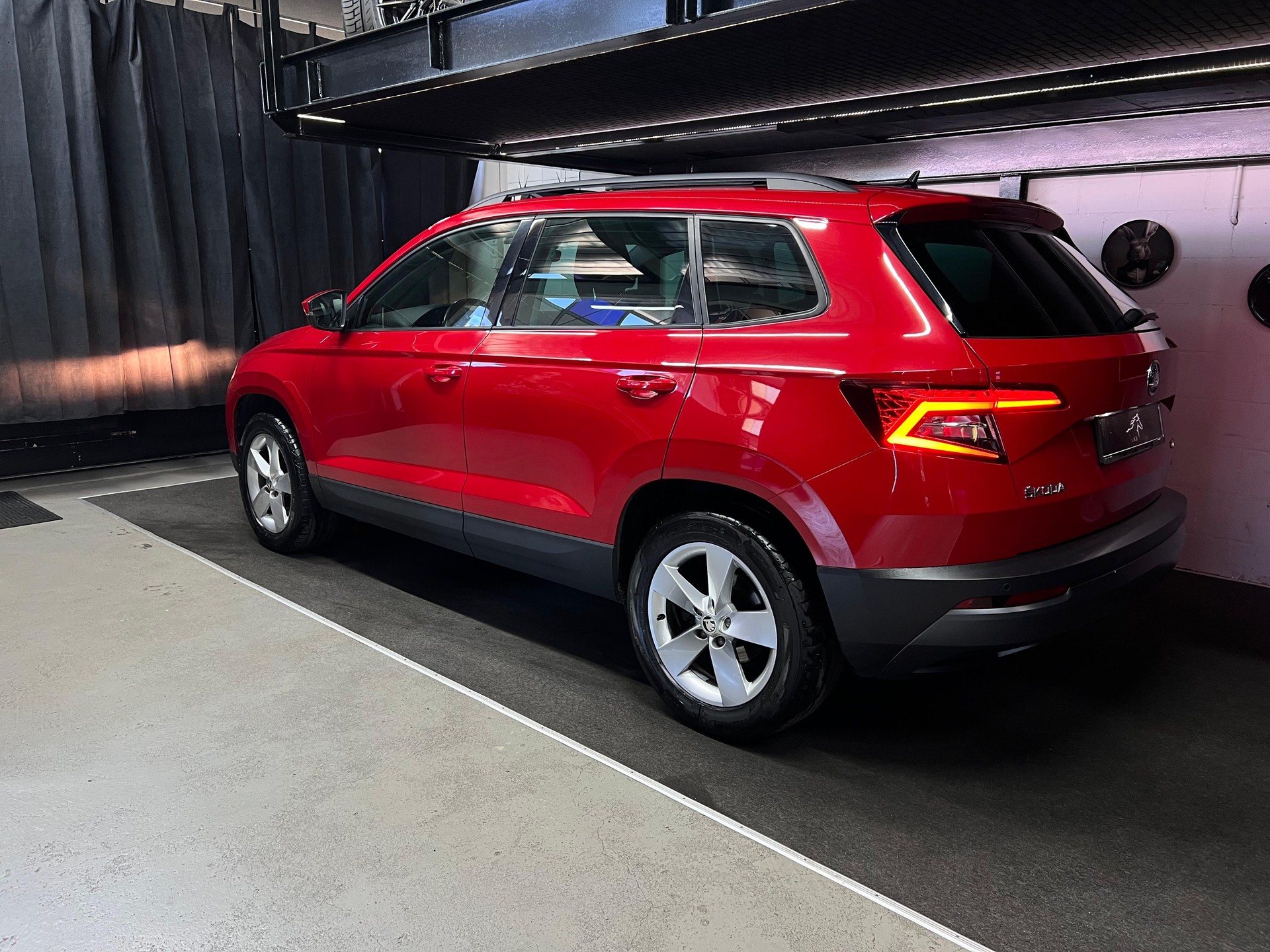 SKODA Karoq 2.0 TDI CR Ambition 4x4 DSG /Anhängerkupplung / Panoramadach-showroom-element-2