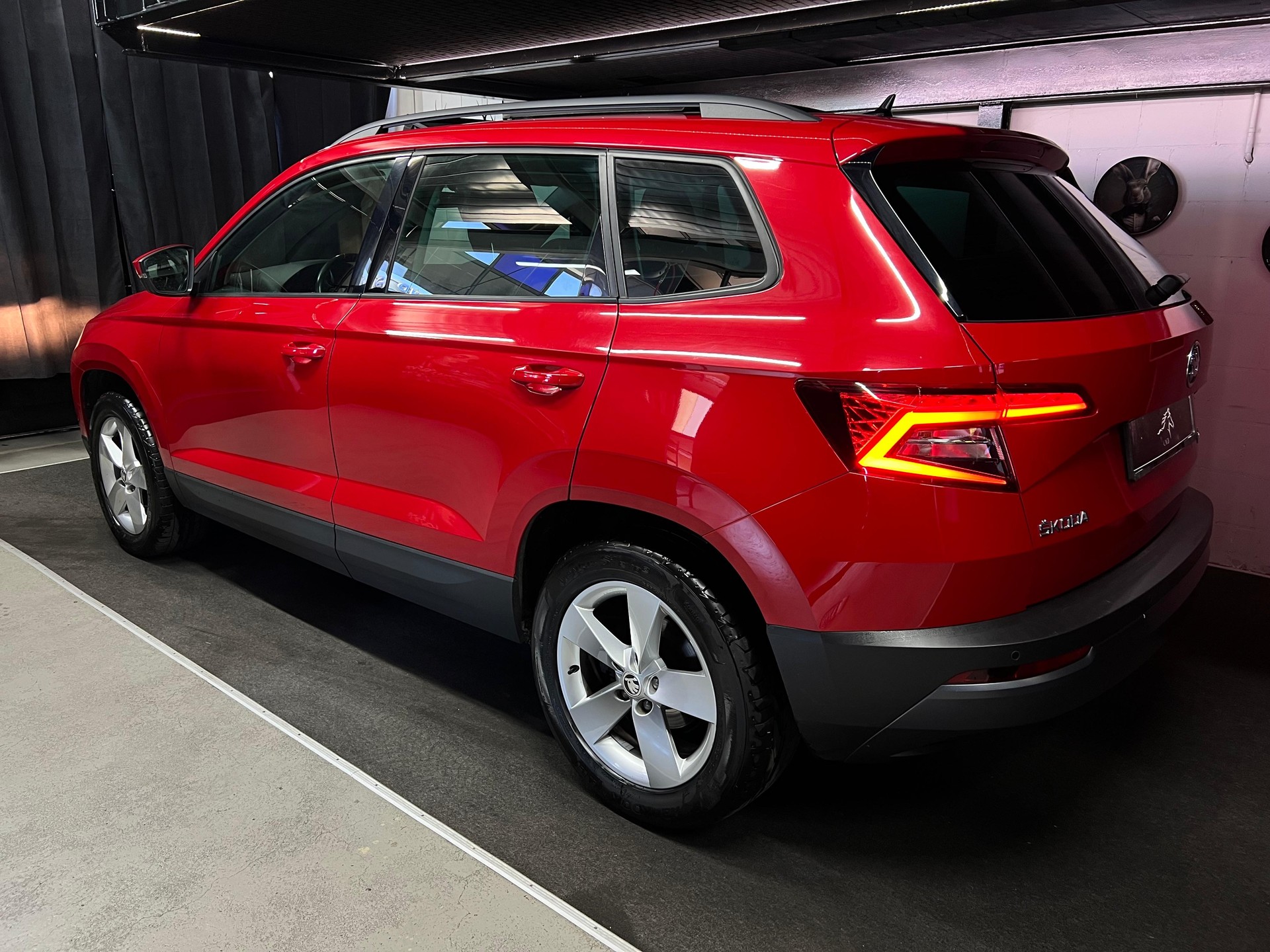 SKODA Karoq 2.0 TDI CR Ambition 4x4 DSG /Anhängerkupplung / Panoramadach-showroom-element-3