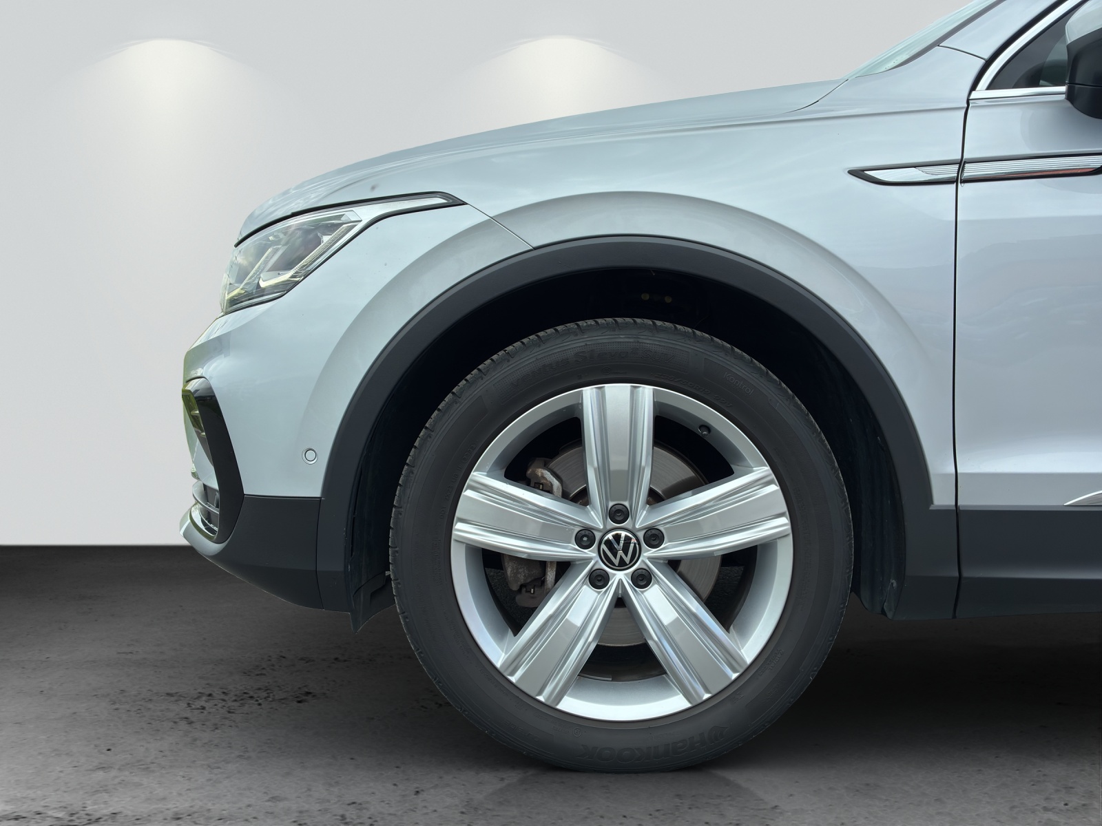 VW Tiguan 2.0TSI Elegance 4Motion DSG-image-10