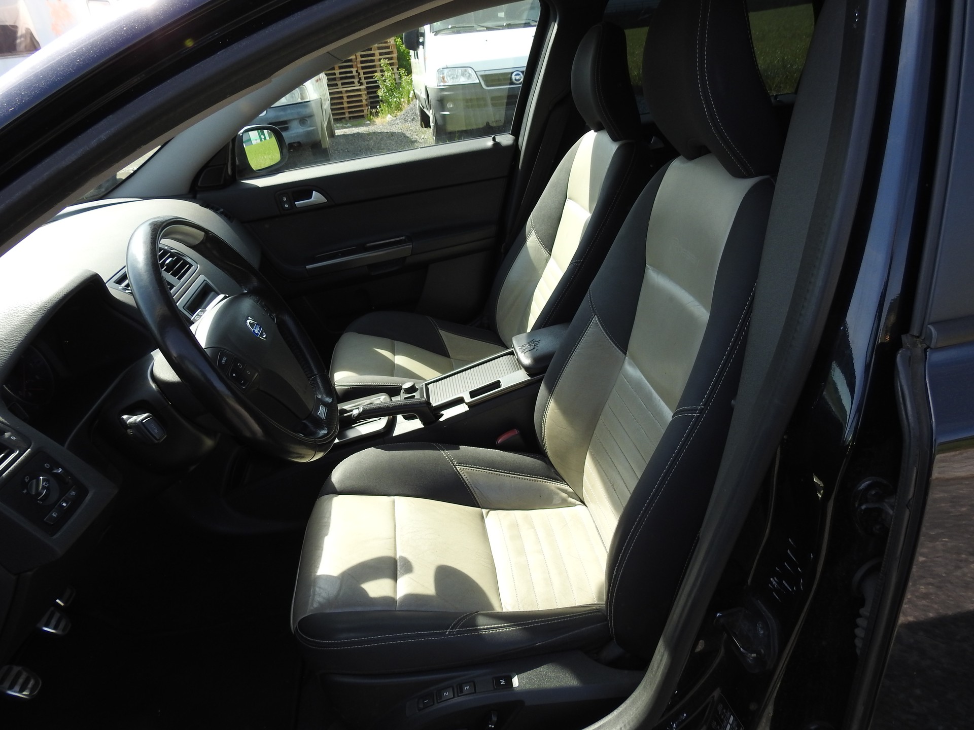 VOLVO V50 T5 Momentum R-Line-image-12