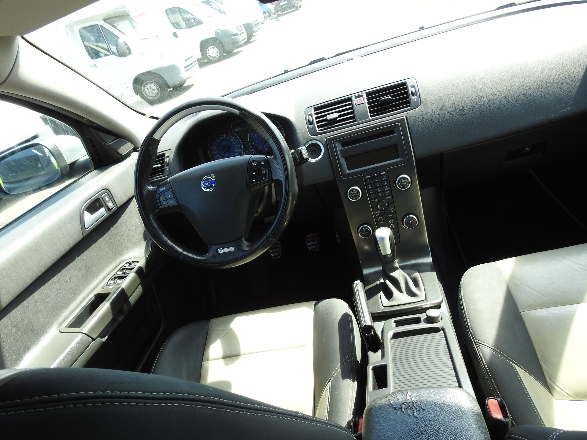 VOLVO V50 T5 Momentum R-Line-image-19