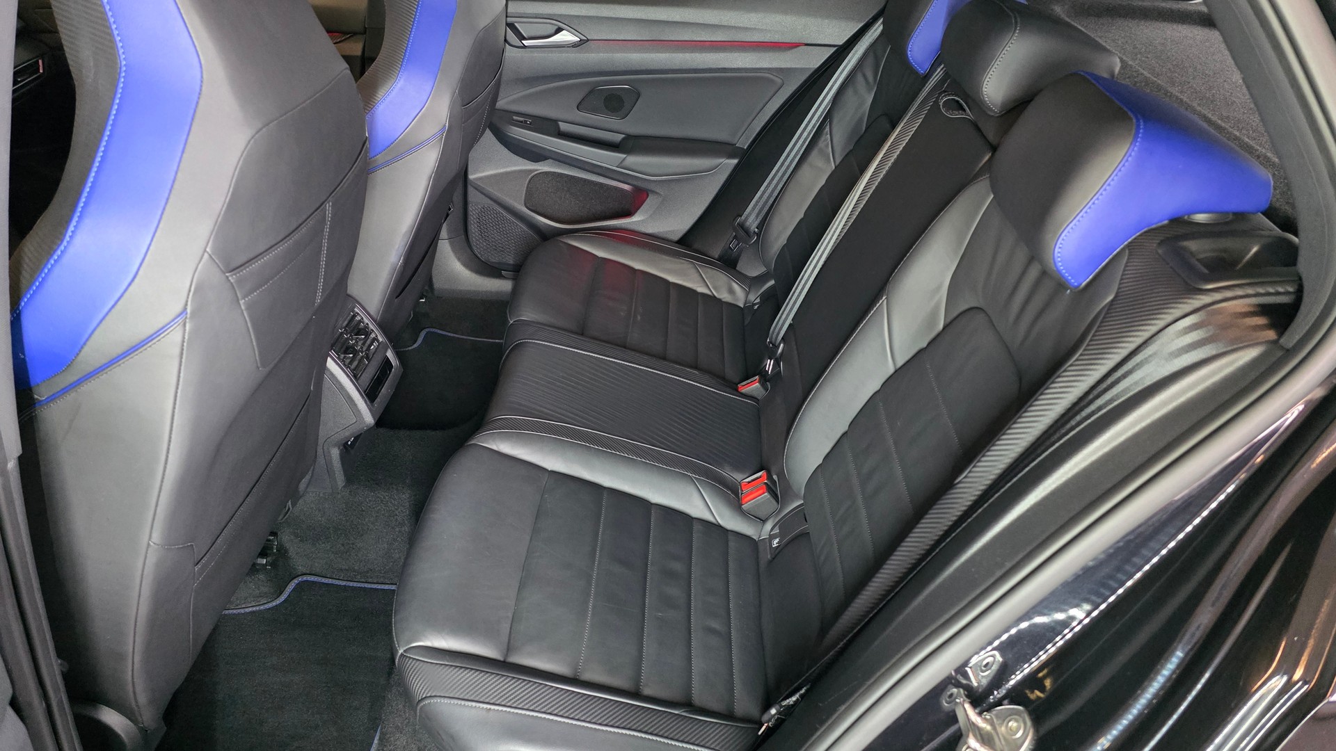 VW Golf 2.0 TSI R DSG 4Motion Performance-image-9