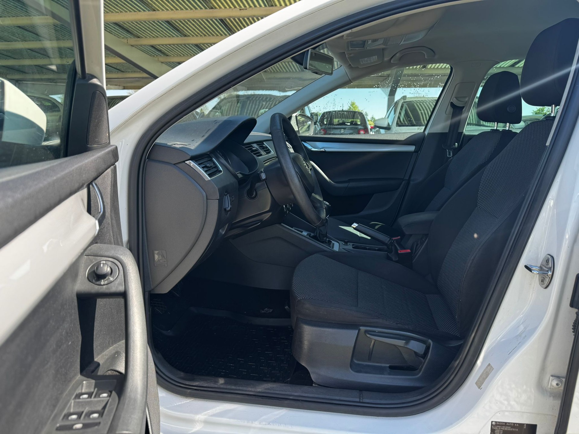 SKODA Octavia Combi 1.6 TDI Ambition 4x4-image-9