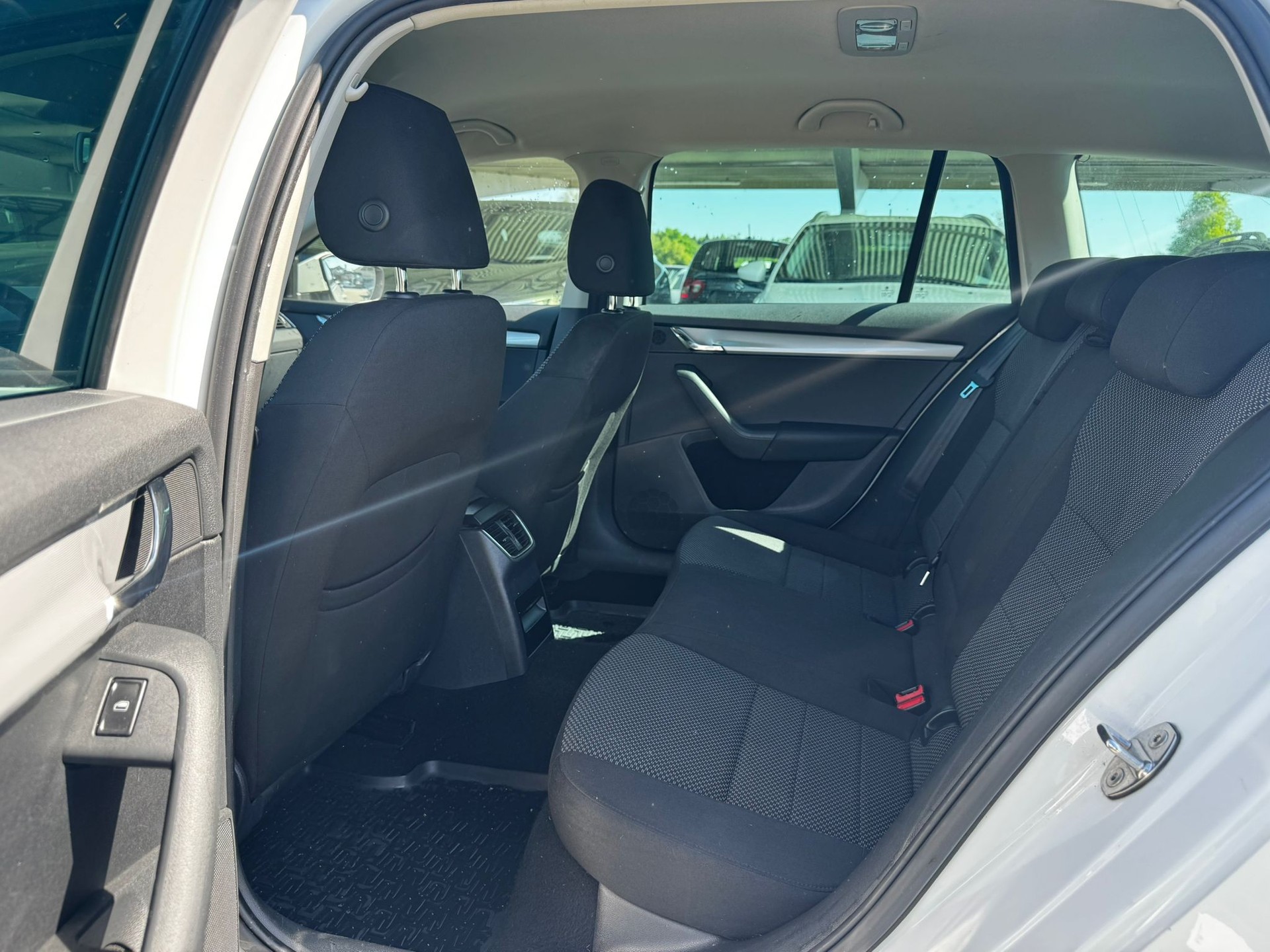 SKODA Octavia Combi 1.6 TDI Ambition 4x4-image-10