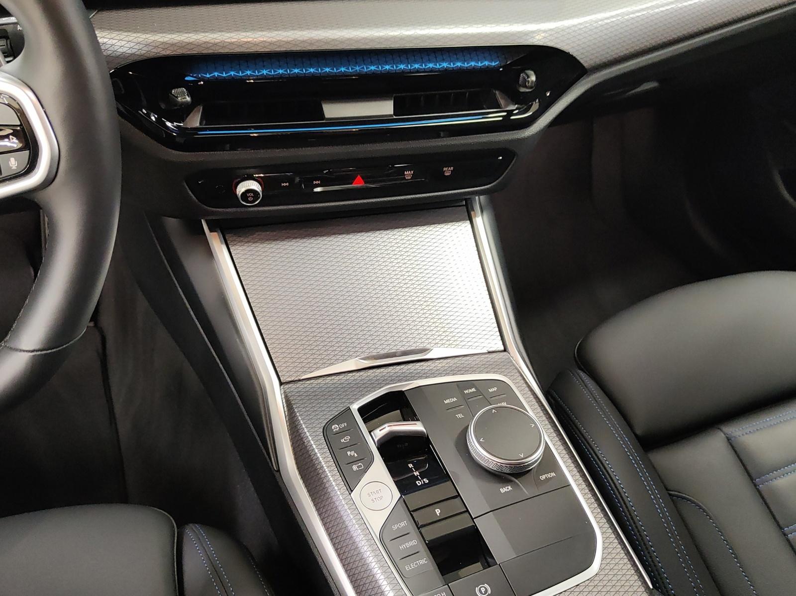BMW 330e xDrive SAG Touring-image-12