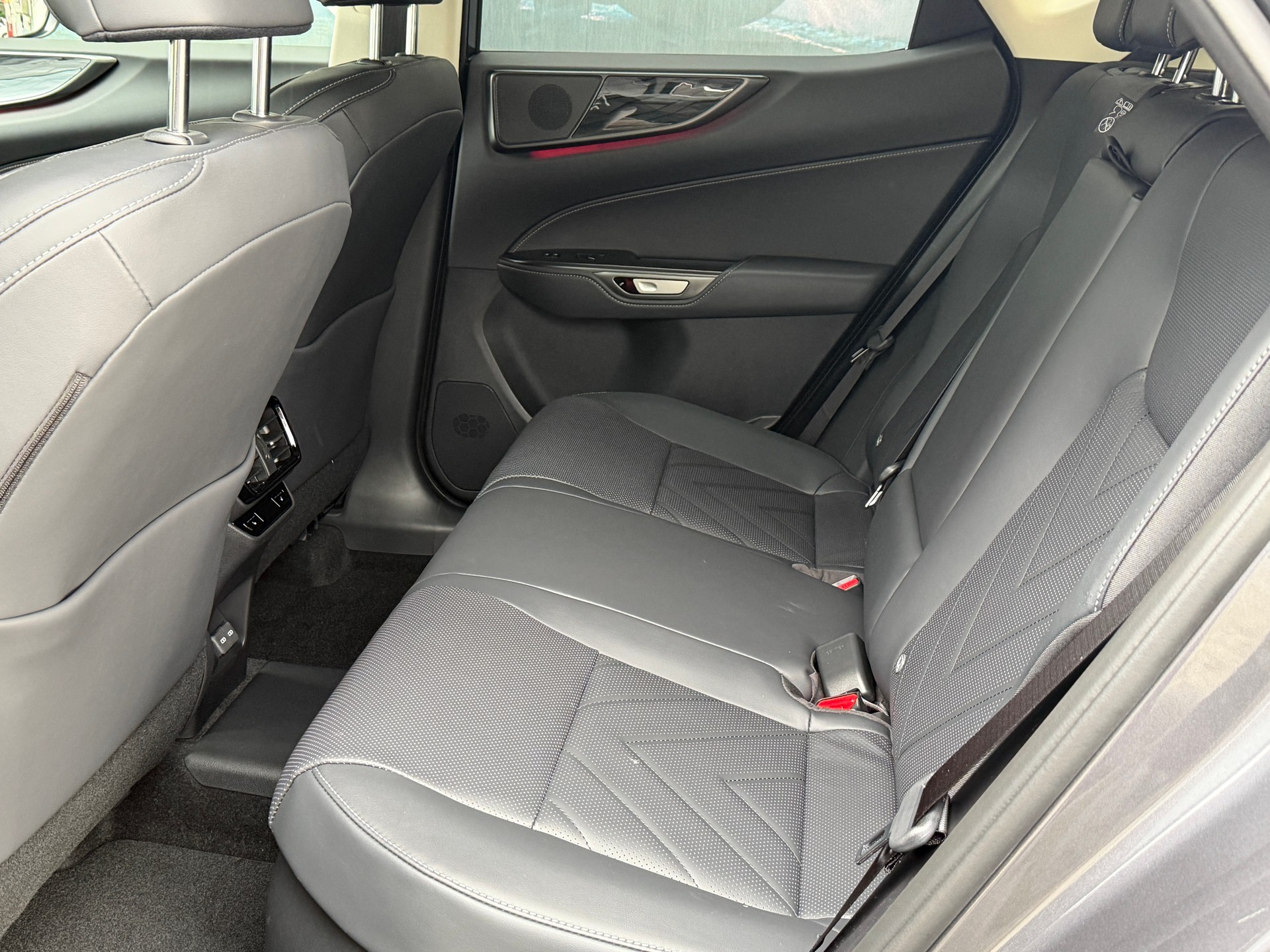 LEXUS NX 450h+ E-FOUR Comfort-image-7