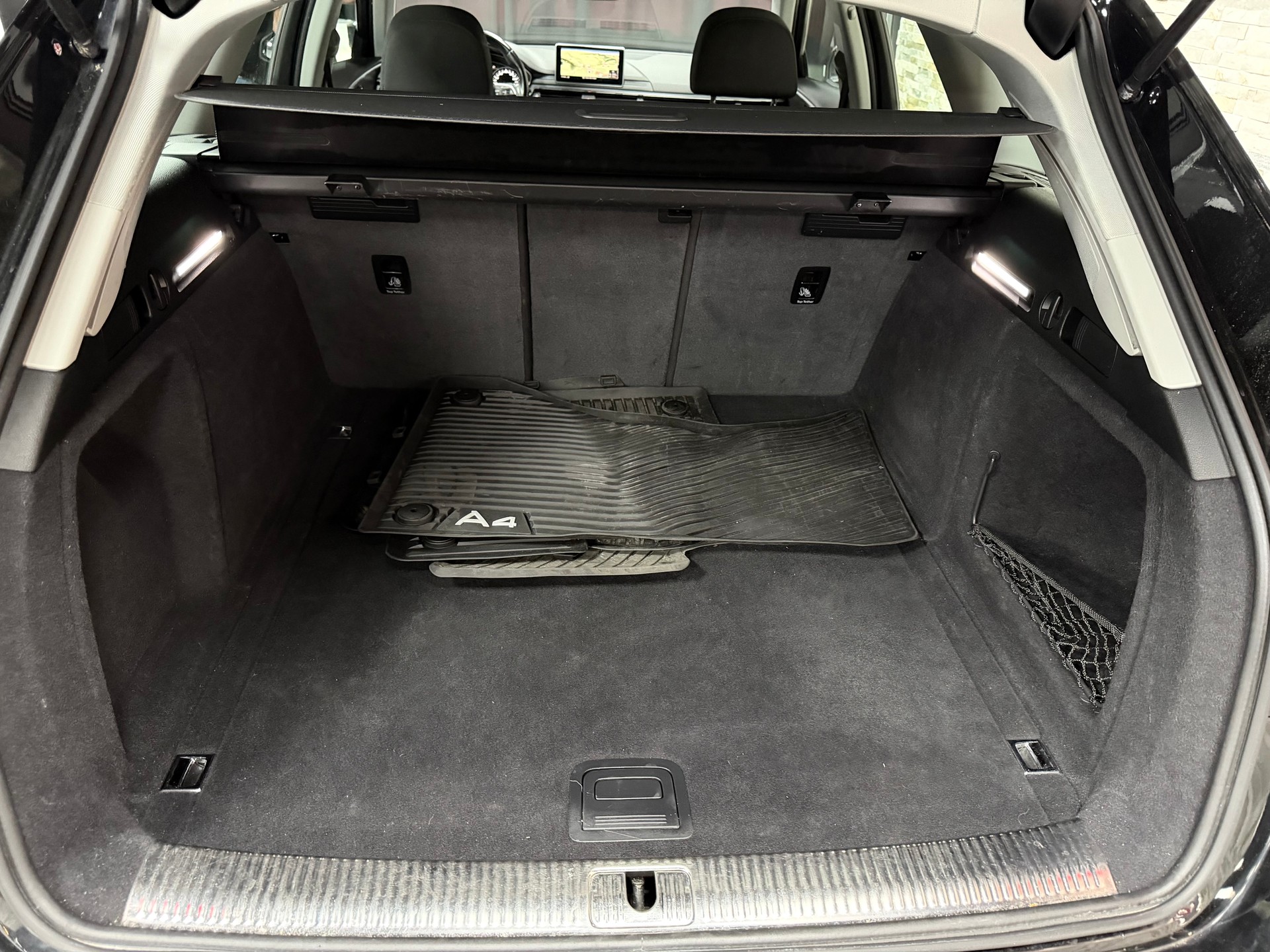 AUDI A4 Avant 2.0 TDI Design quattro S-tronic-image-28
