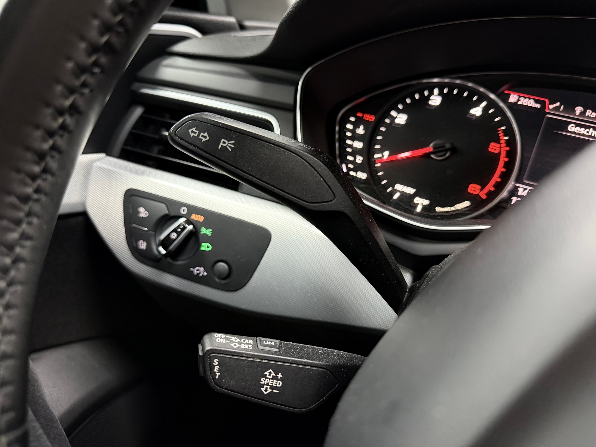 AUDI A4 Avant 2.0 TDI Design quattro S-tronic-image-12