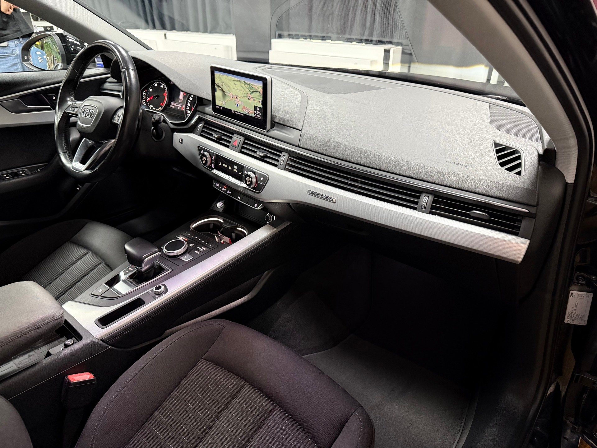 AUDI A4 Avant 2.0 TDI Design quattro S-tronic-image-30