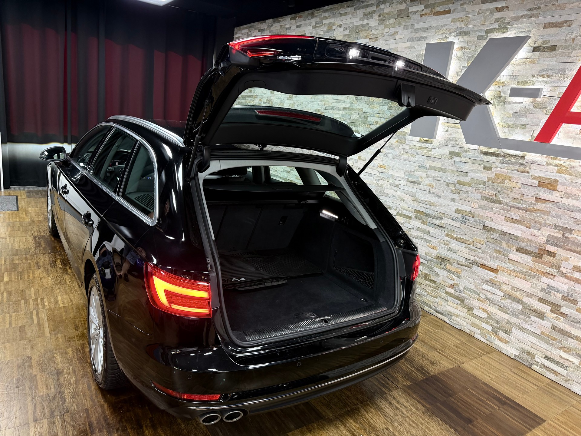 AUDI A4 Avant 2.0 TDI Design quattro S-tronic-image-27