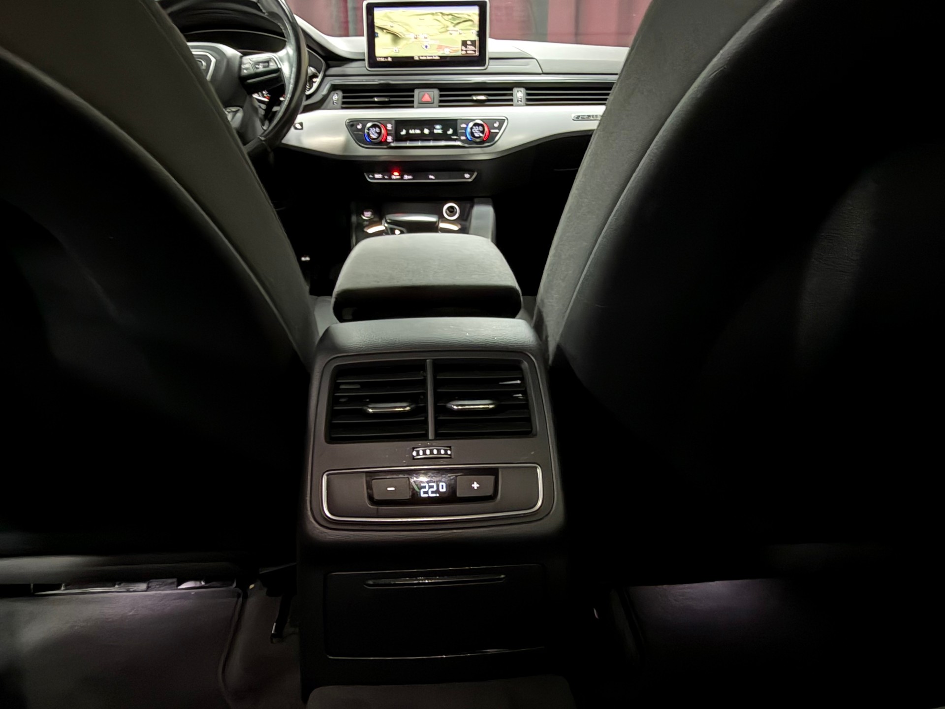 AUDI A4 Avant 2.0 TDI Design quattro S-tronic-image-25