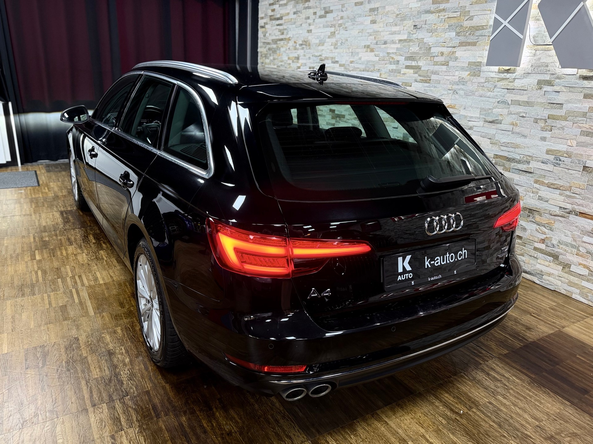AUDI A4 Avant 2.0 TDI Design quattro S-tronic-showroom-element-2