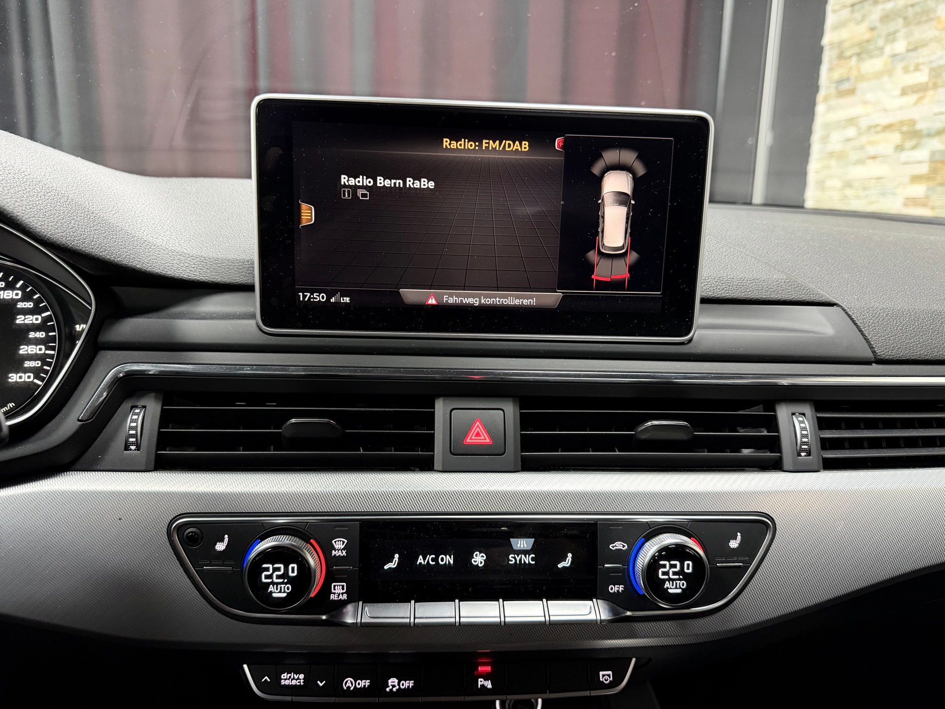 AUDI A4 Avant 2.0 TDI Design quattro S-tronic-image-20