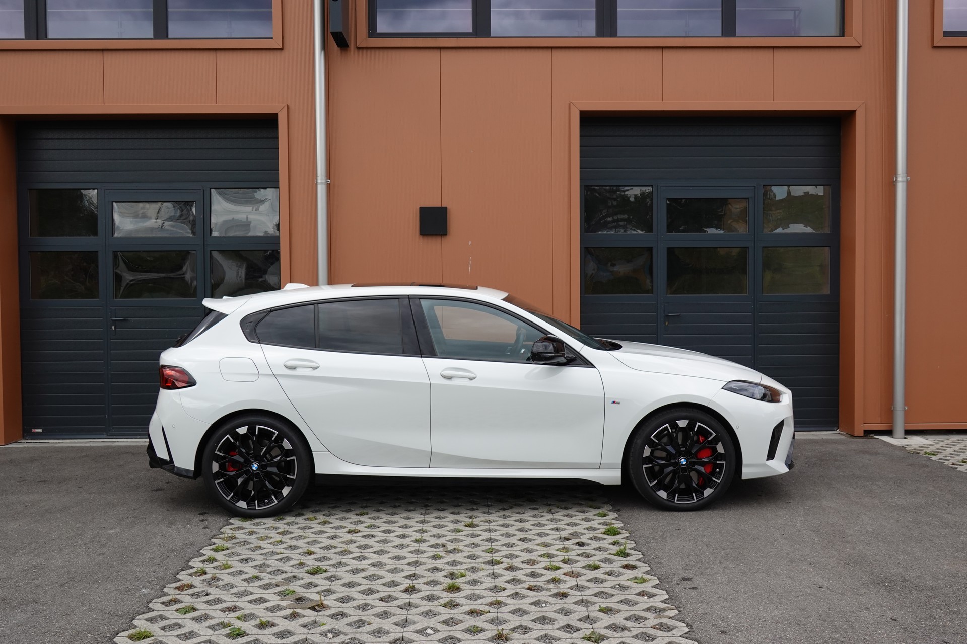 BMW M135i xDrive M Sport Pro Steptronic - "CH Auto * Service gratuit * Toit Pano * Jantes 19' * Sièges Elec Mém"-showroom-element-3