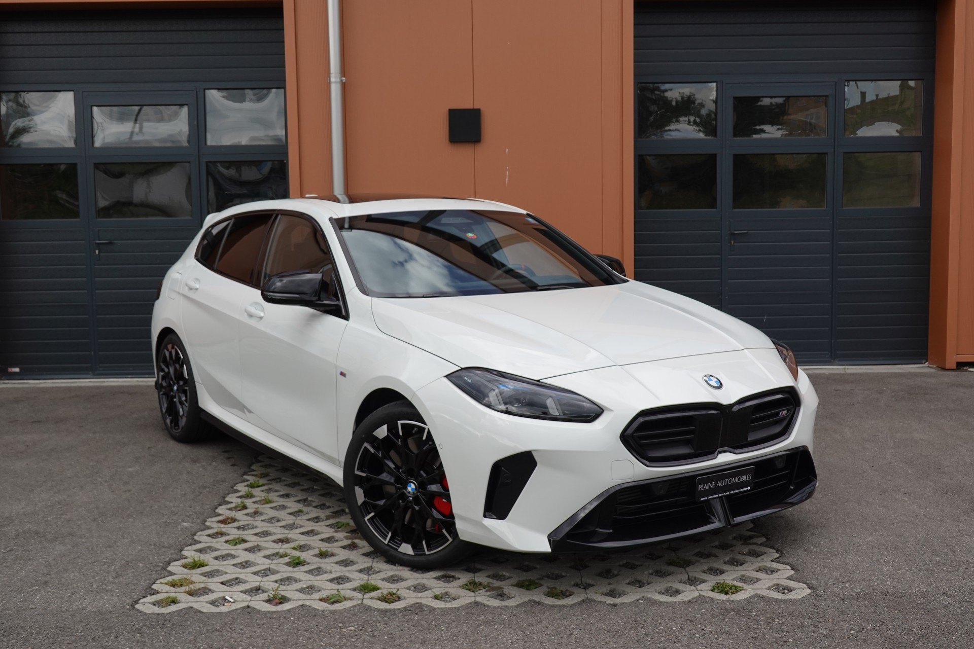 BMW M135i xDrive M Sport Pro Steptronic - "CH Auto * Service gratuit * Toit Pano * Jantes 19' * Sièges Elec Mém"