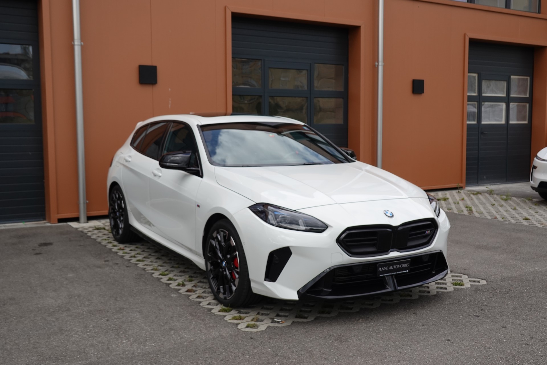 BMW M135i xDrive M Sport Pro Steptronic - "CH Auto * Service gratuit * Toit Pano * Jantes 19' * Sièges Elec Mém"-showroom-element-2