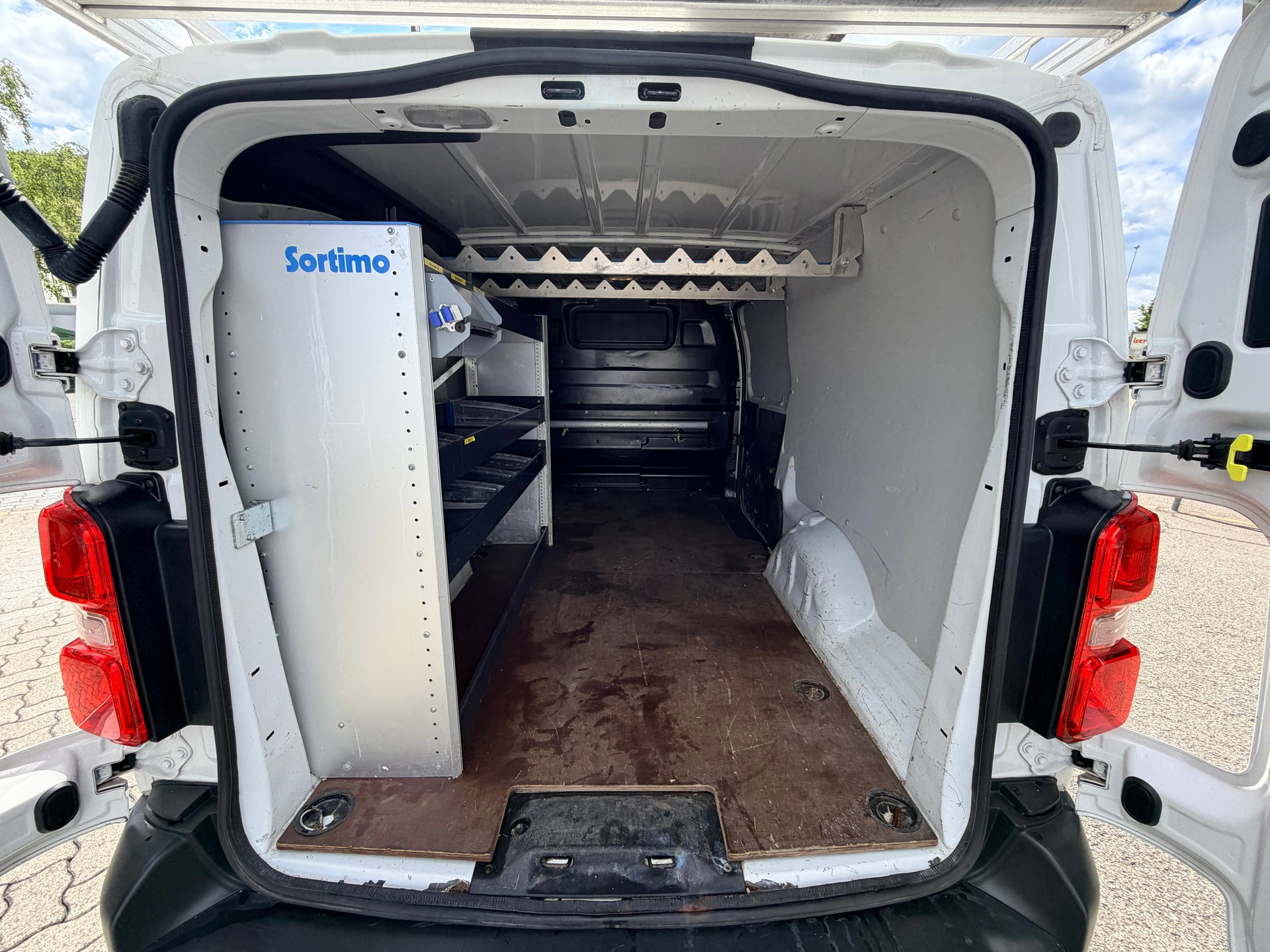 TOYOTA Proace 2.0D Panel Van Long Active-image-10