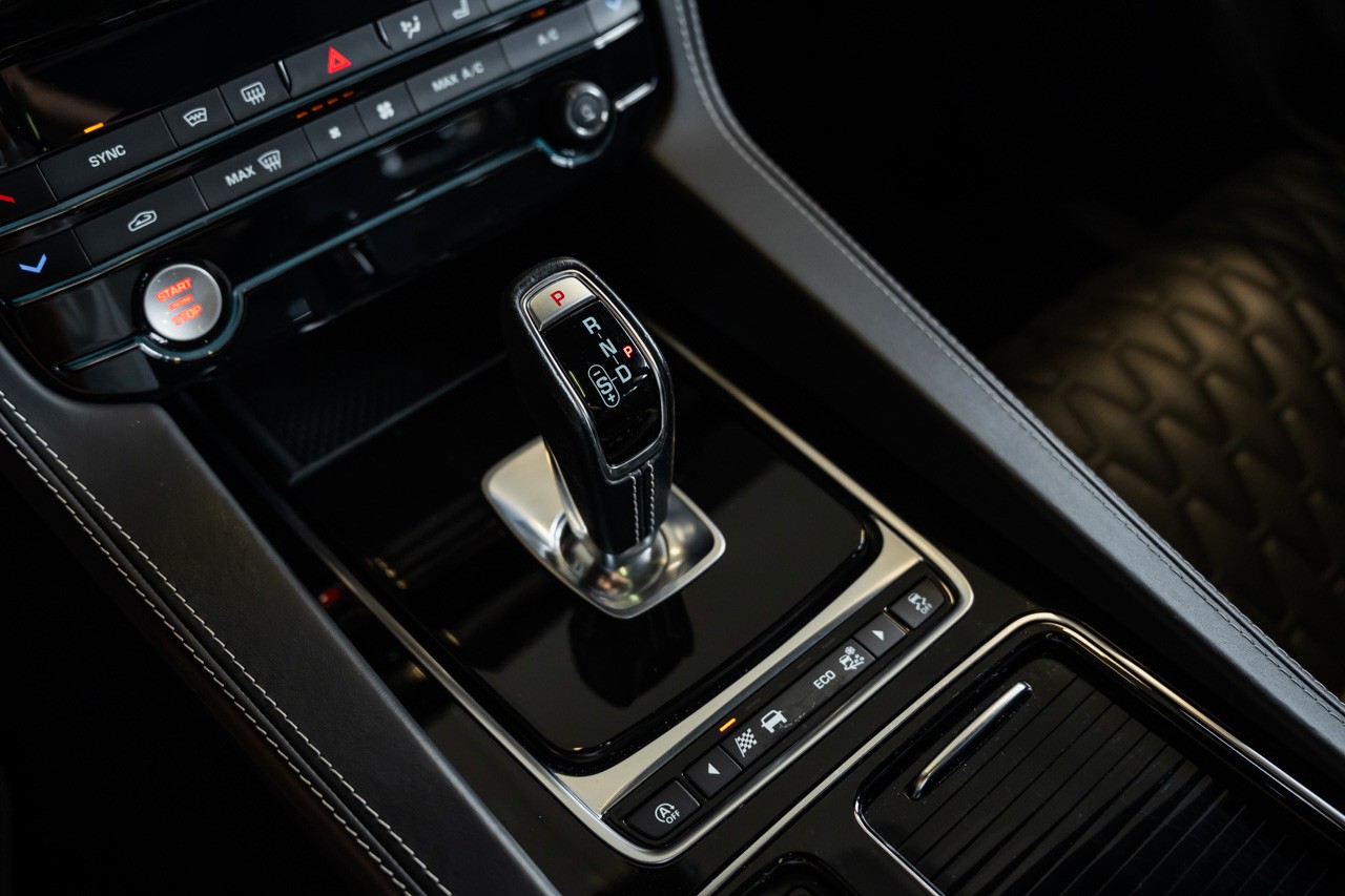 JAGUAR F-Pace 5.0 V8 SVR AWD Automatik-image-36