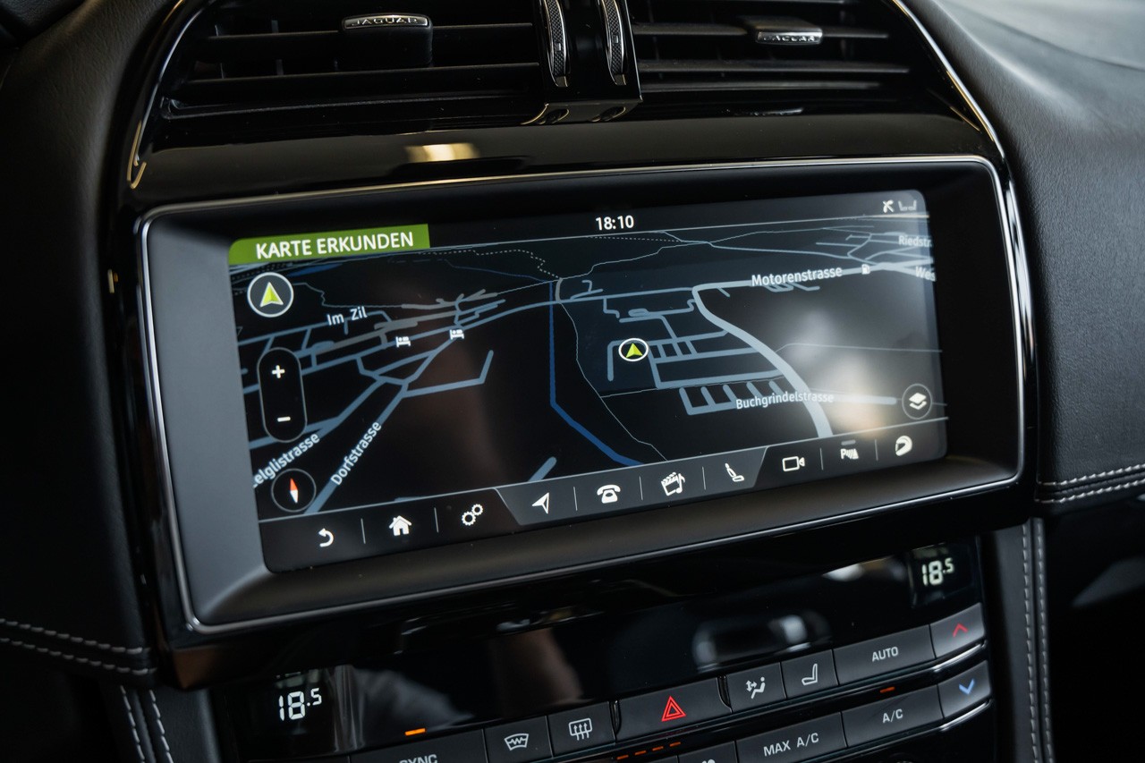 JAGUAR F-Pace 5.0 V8 SVR AWD Automatik-image-26