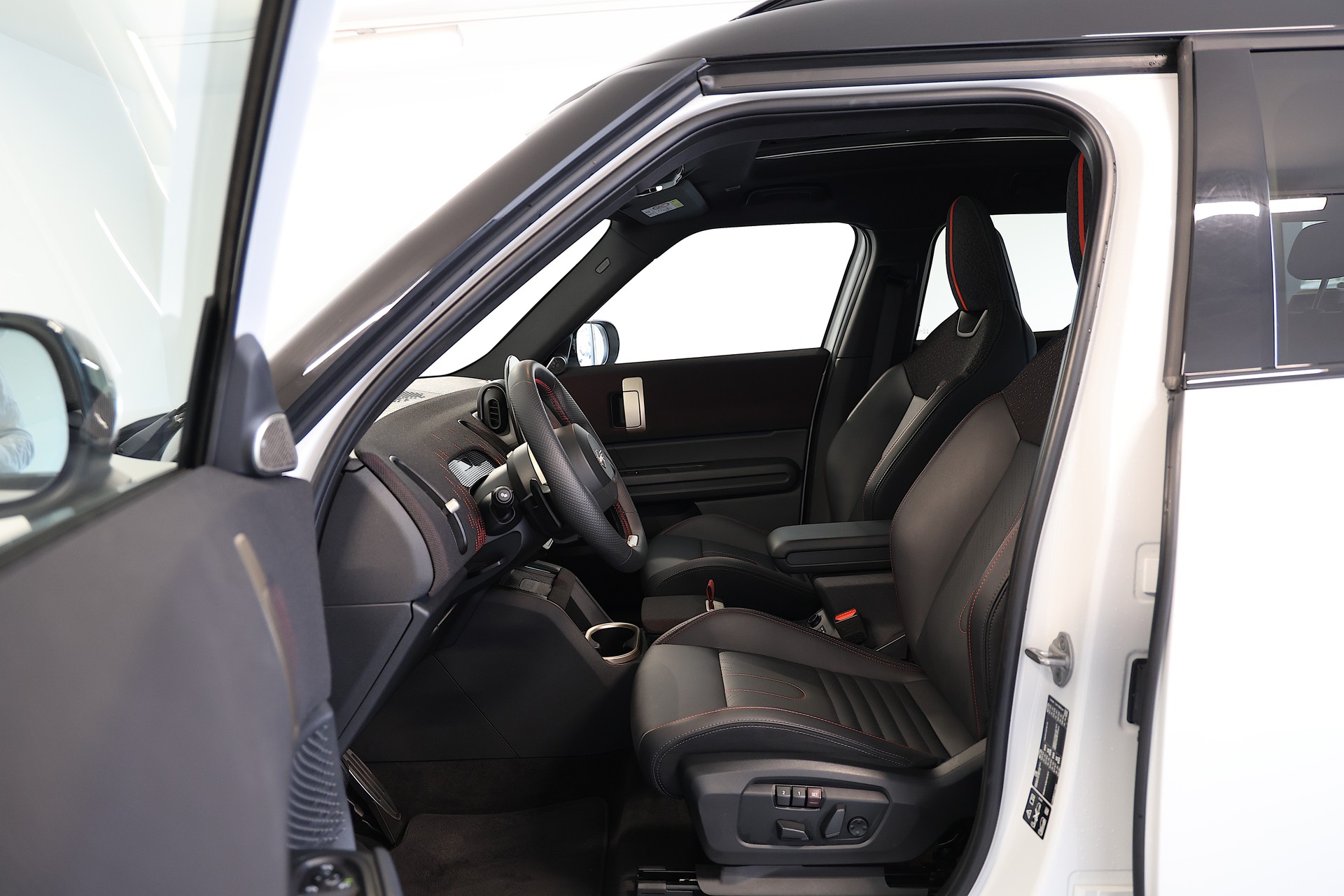 MINI Countryman U25 2.0i John Cooper Works ALL4-image-5