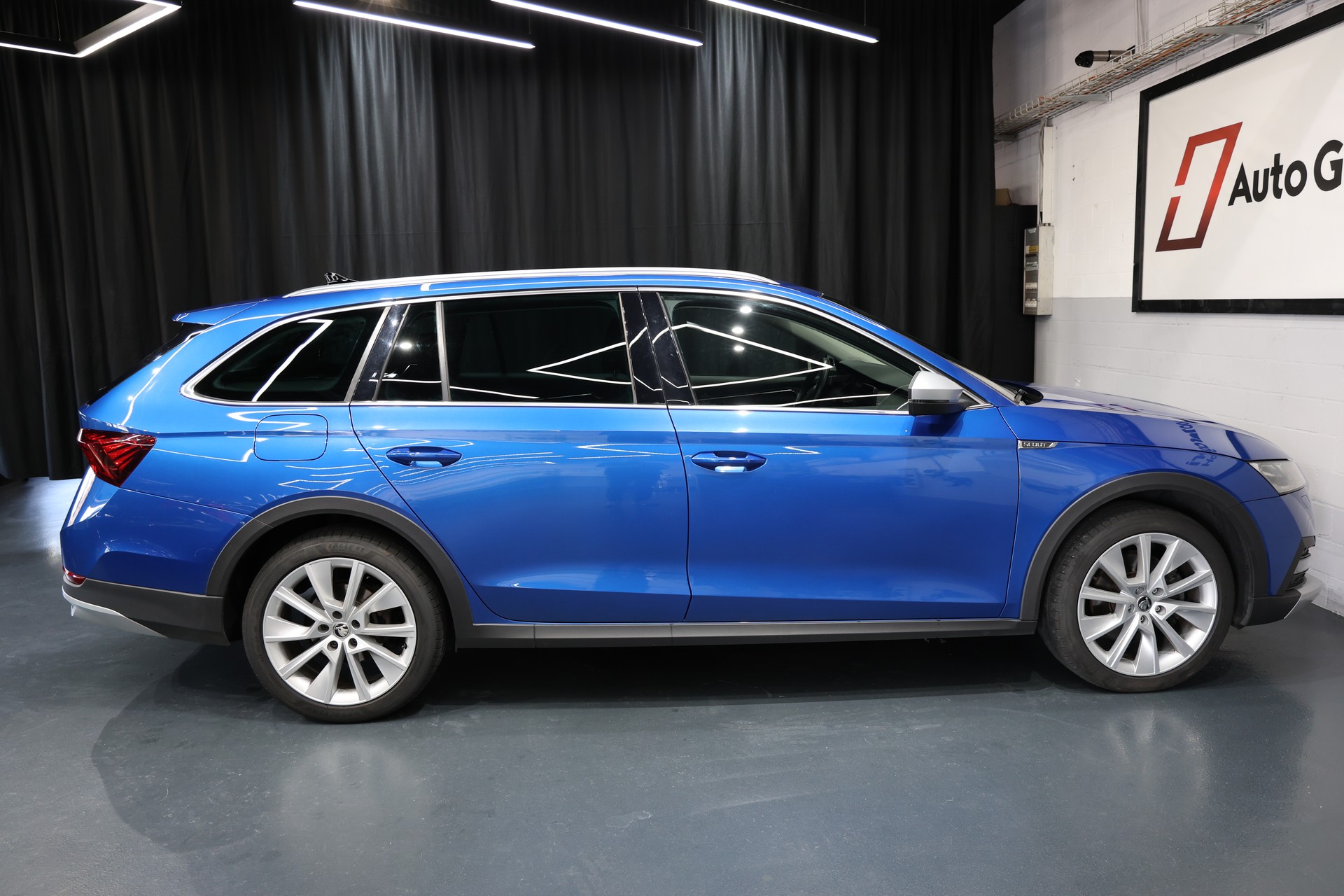 SKODA Octavia Combi 2.0 TDI DSG Scout 4x4-showroom-element-1