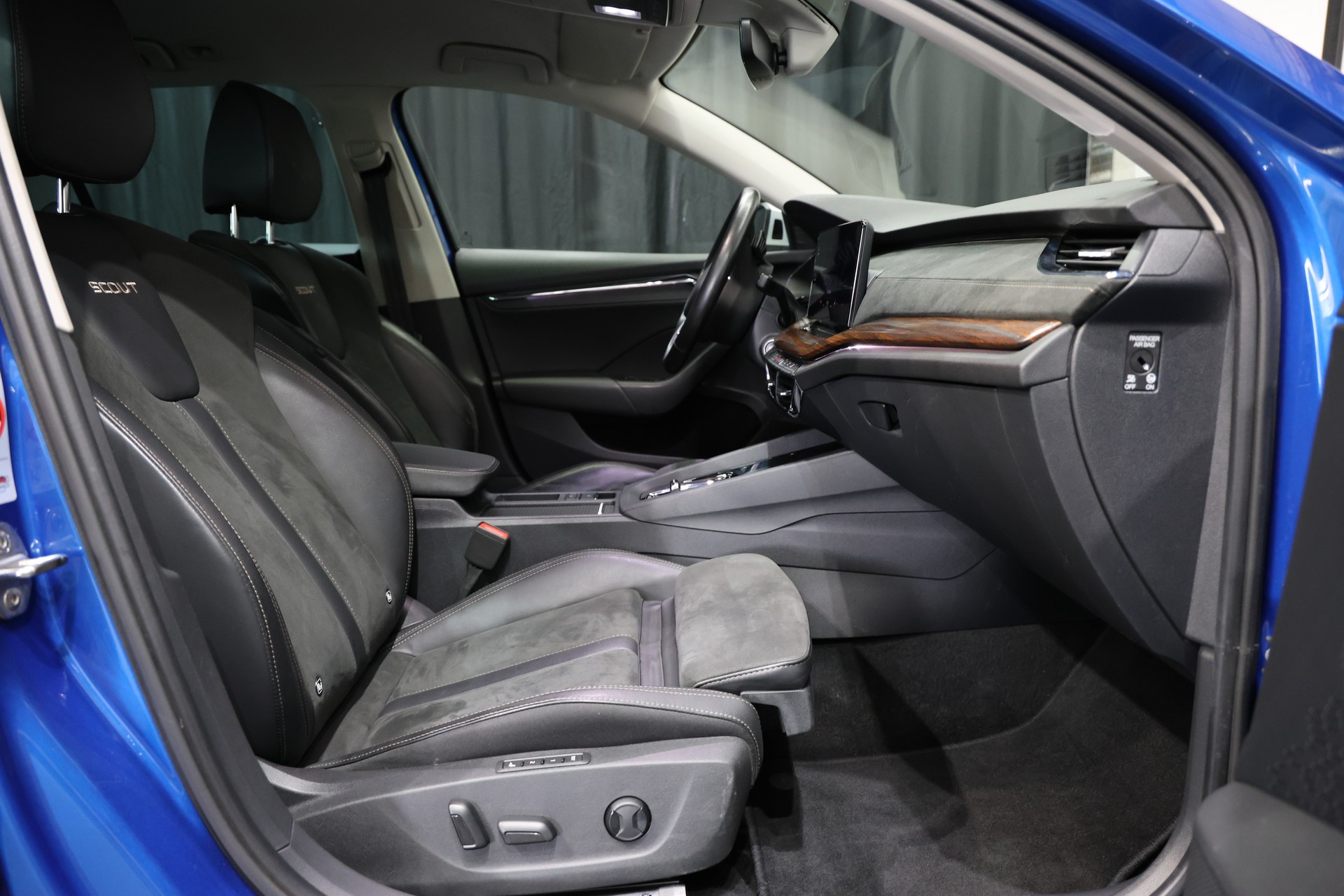 SKODA Octavia Combi 2.0 TDI DSG Scout 4x4-showroom-element-3