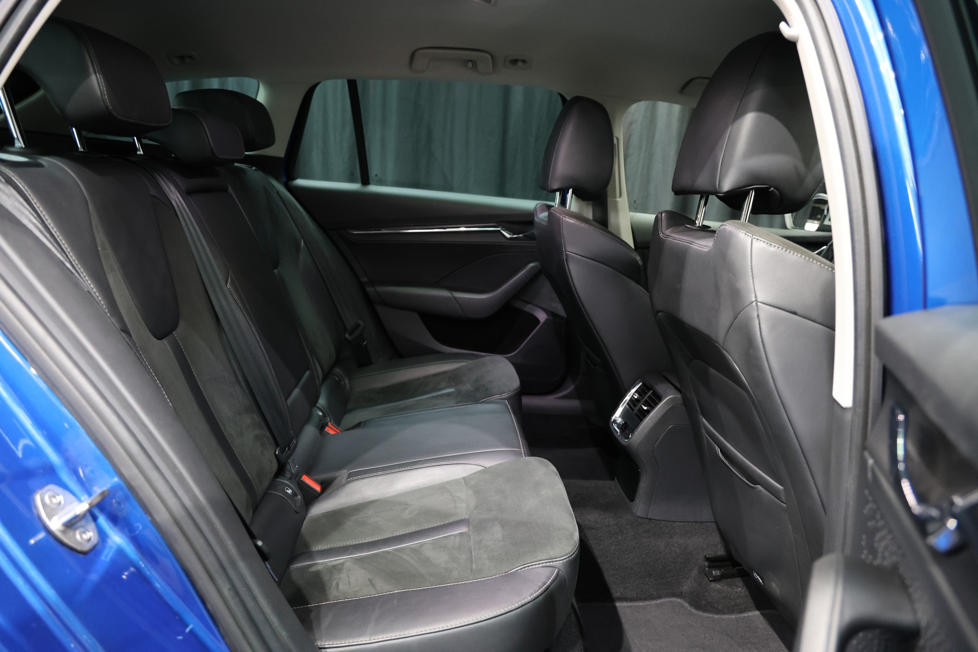 SKODA Octavia Combi 2.0 TDI DSG Scout 4x4-showroom-element-2
