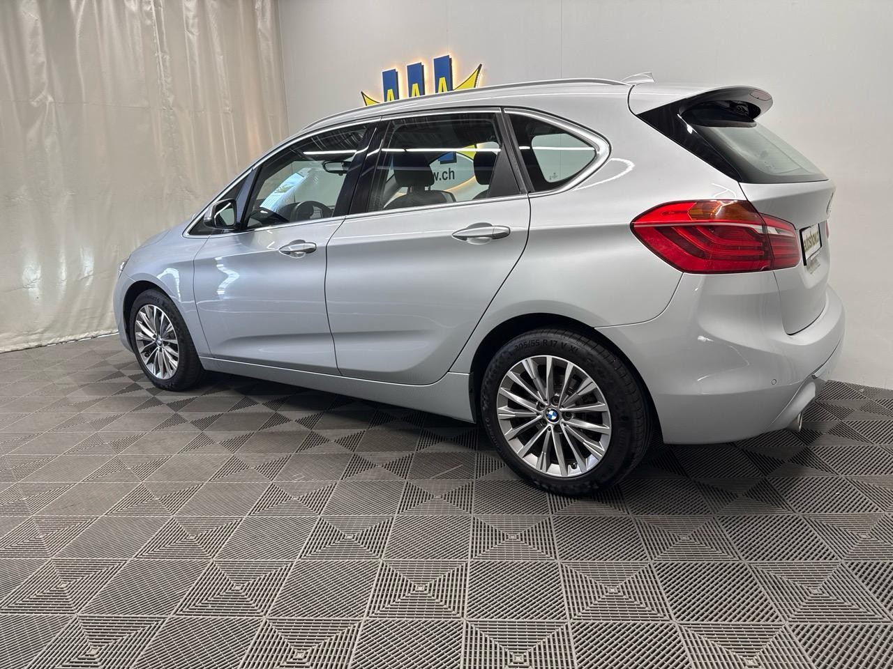 BMW 220i Active Tourer DKG Luxury Line-showroom-element-1