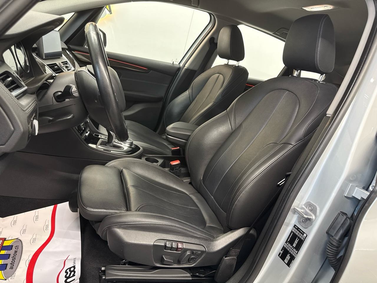 BMW 220i Active Tourer DKG Luxury Line-showroom-element-3