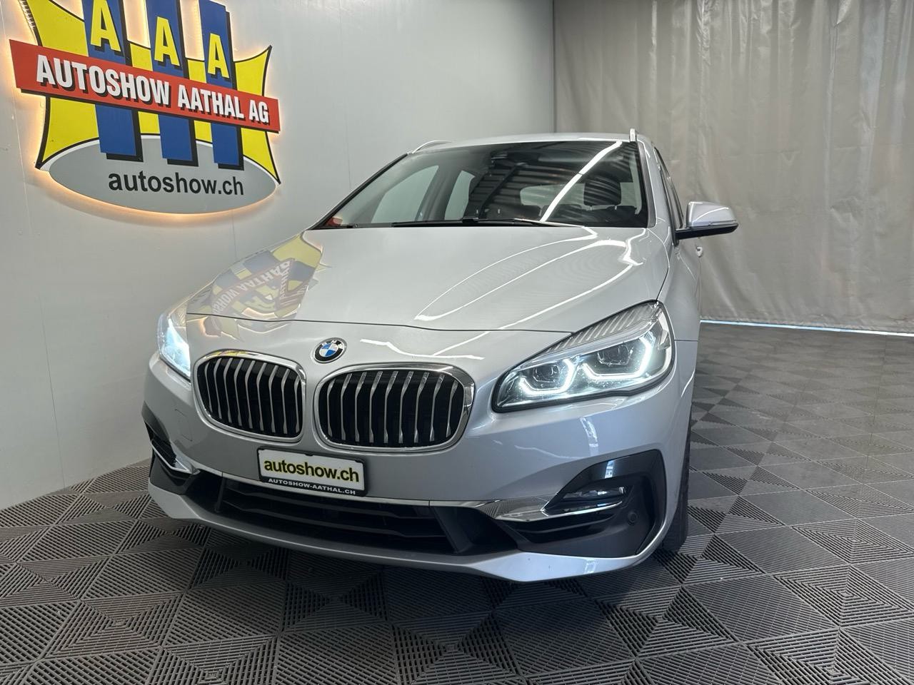 BMW 220i Active Tourer DKG Luxury Line-image-14