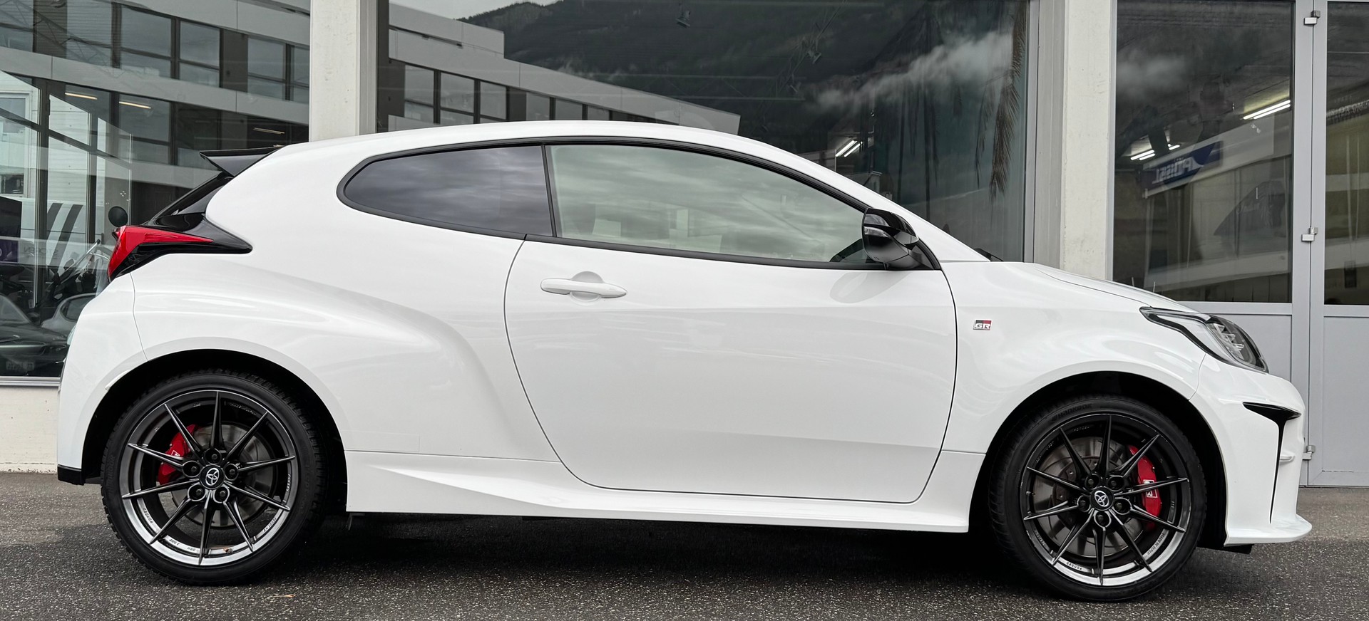 TOYOTA Yaris 1.6 GR Sport-showroom-element-1