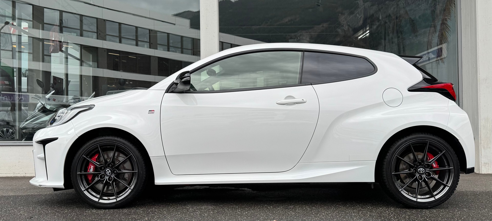 TOYOTA Yaris 1.6 GR Sport-showroom-element-2
