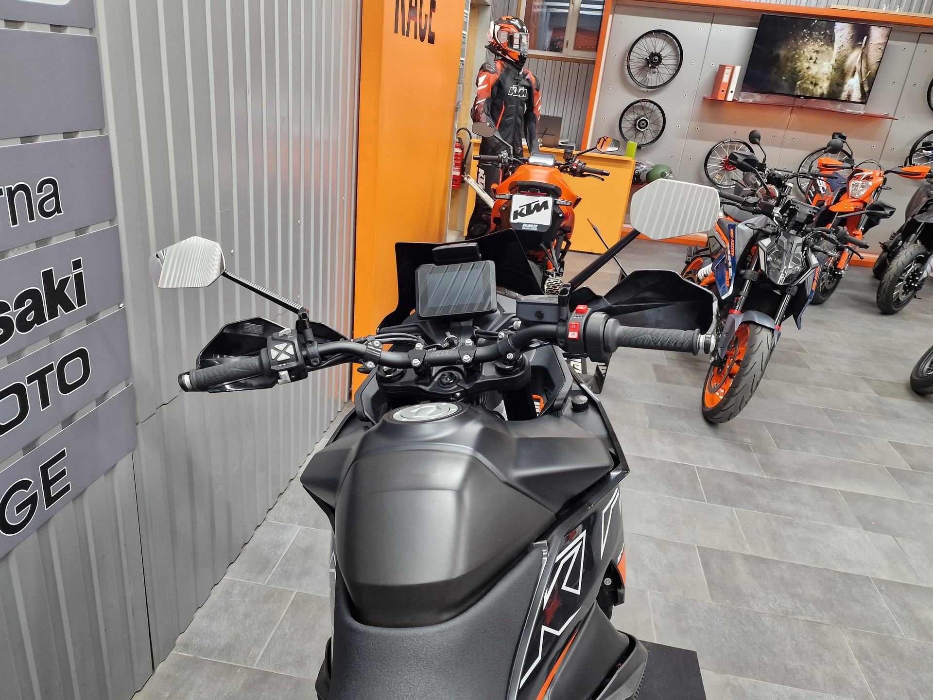 KTM 890 SMT-image-6