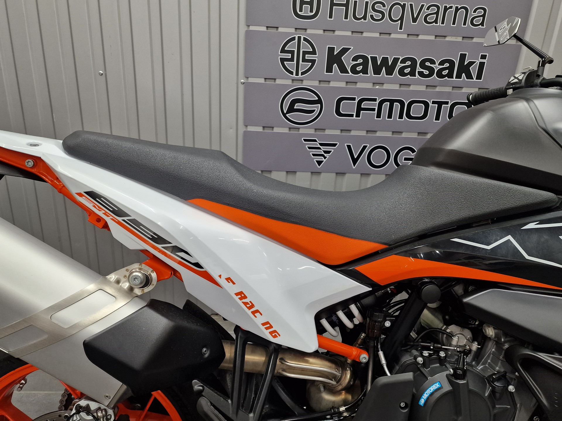KTM 890 SMT-image-4