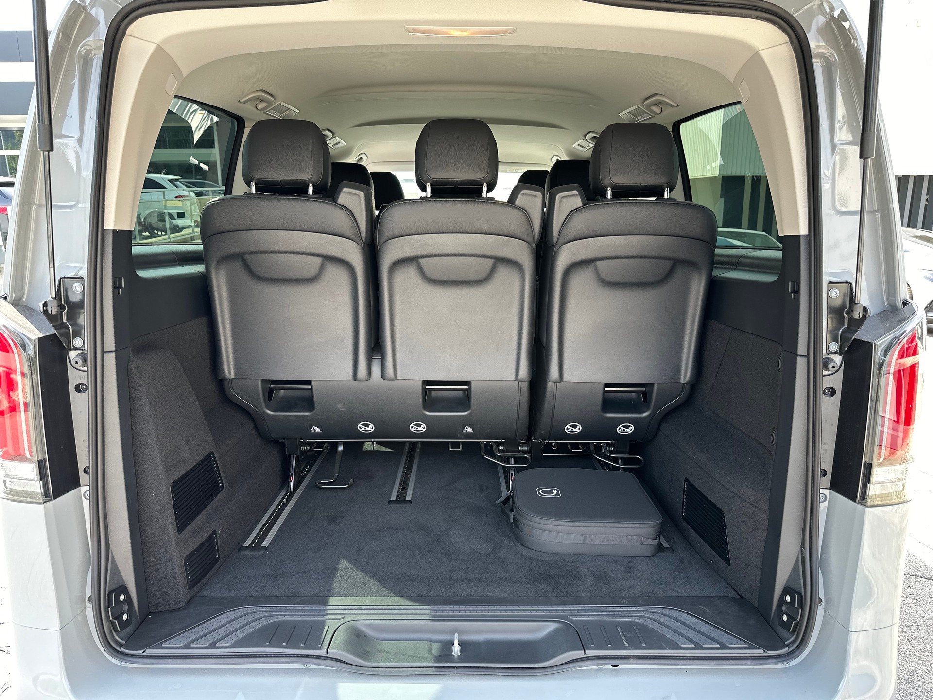 MERCEDES-BENZ eVito 129 KB TOURER PRO Lang 4x2-image-8
