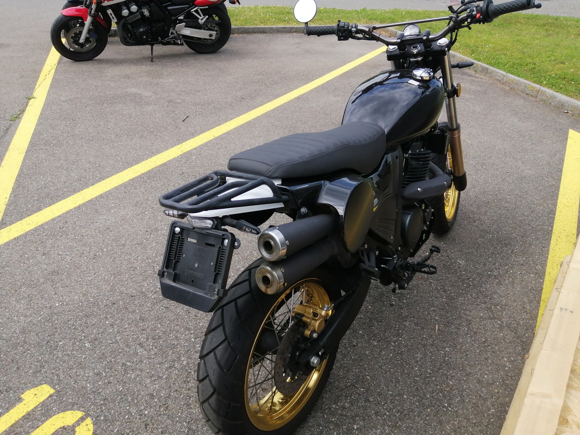 MASH 650 X-Ride-image-4