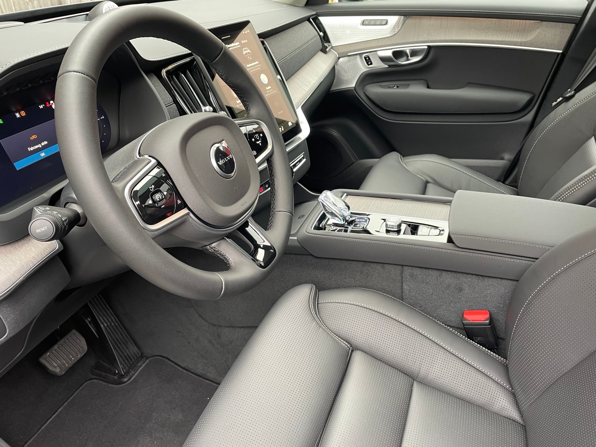 VOLVO XC90 2.0 T8 TE Ultra Dark eAWD-showroom-element-3