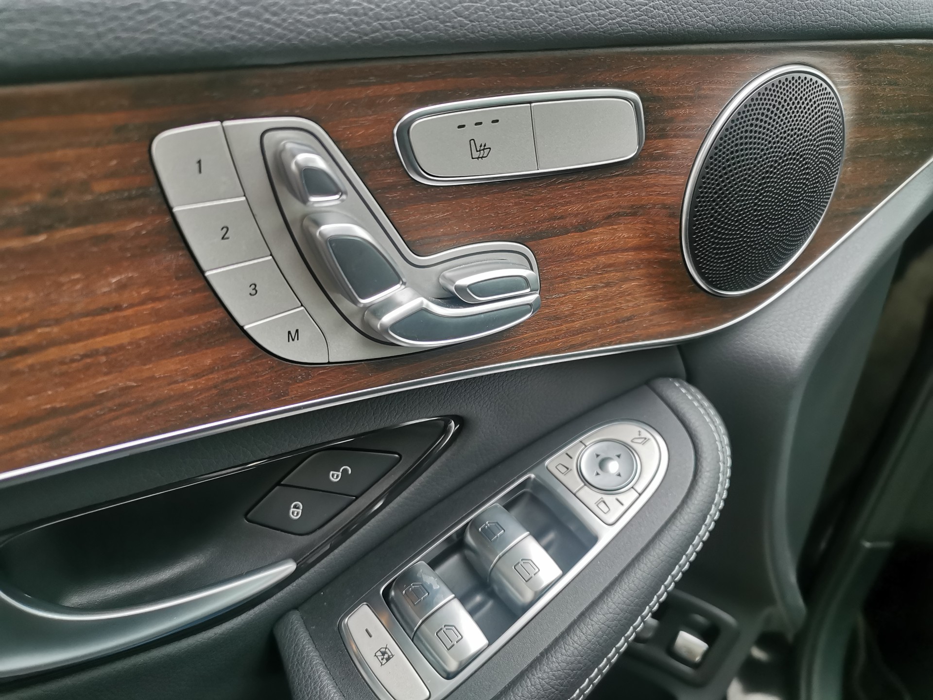 MERCEDES-BENZ GLC 300 e AMG Line 4Matic 9G-Tronic-image-11