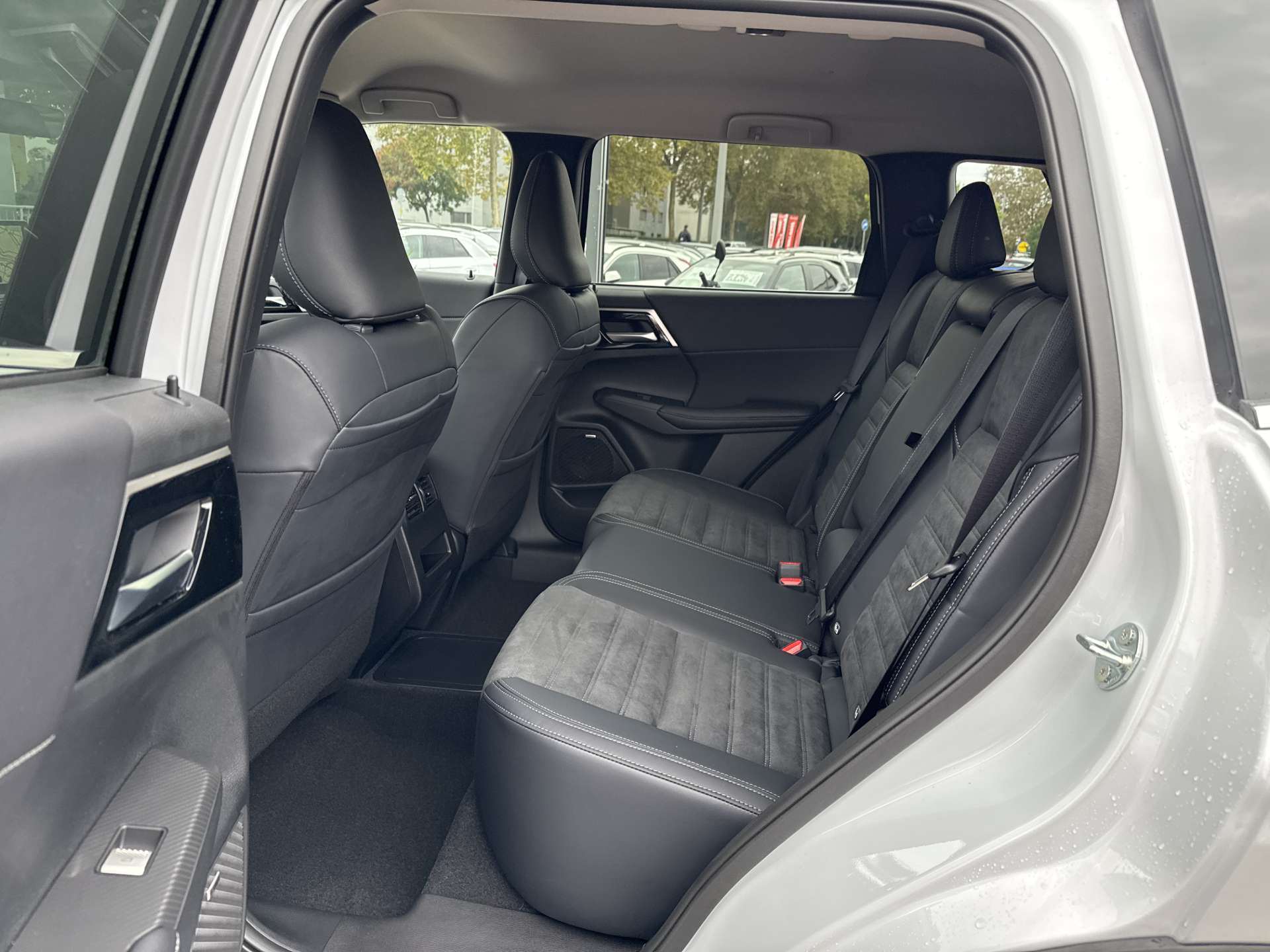 MITSUBISHI Outlander 2.4 PHEV Invite 306PS 4WD Automat-image-5