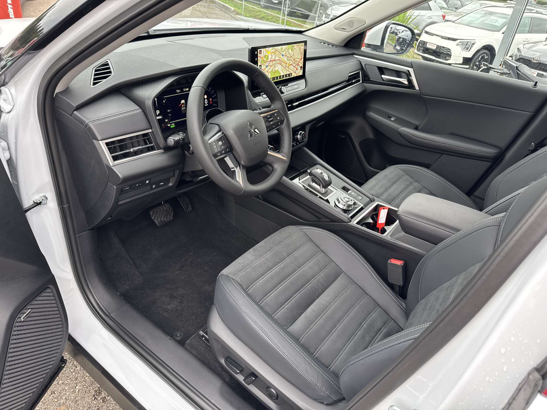 MITSUBISHI Outlander 2.4 PHEV Invite 306PS 4WD Automat-image-4