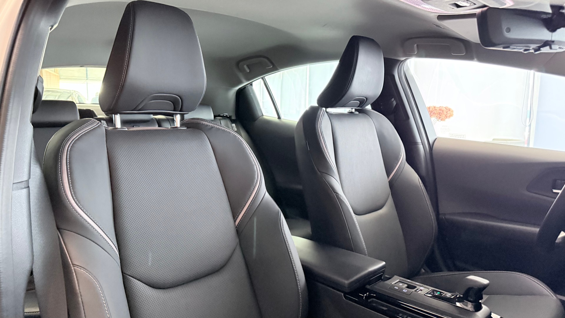 TOYOTA Prius 2.0 Plug-In-Hybrid Premium-showroom-element-1